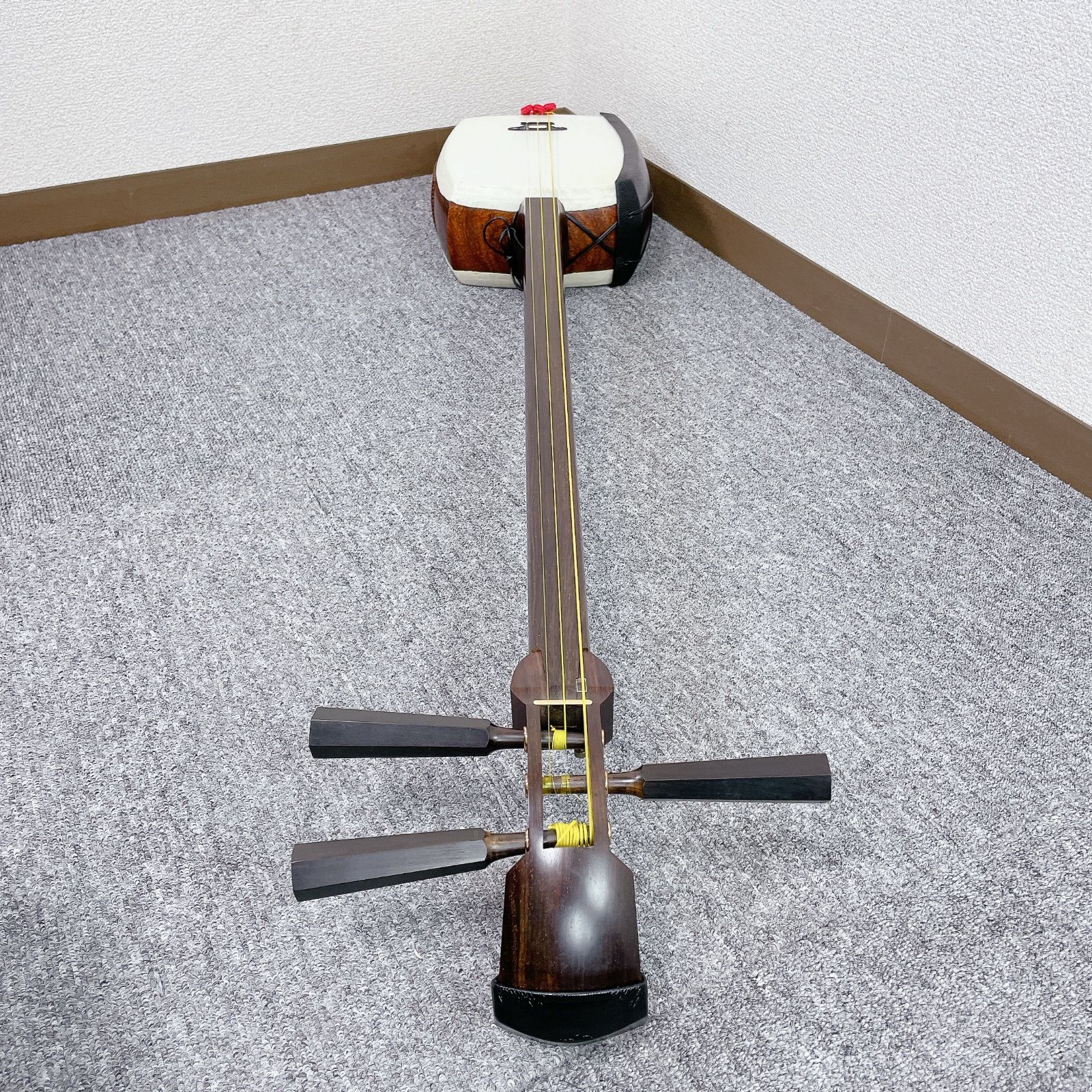 津軽三味線 太棹 段違い溝 紅木 東さわり 犬皮 丸打胴 和楽器 津軽三味線 太棹 紅木 東さわり 丸打胴 正棹 段違い溝 犬皮 - メルカリ