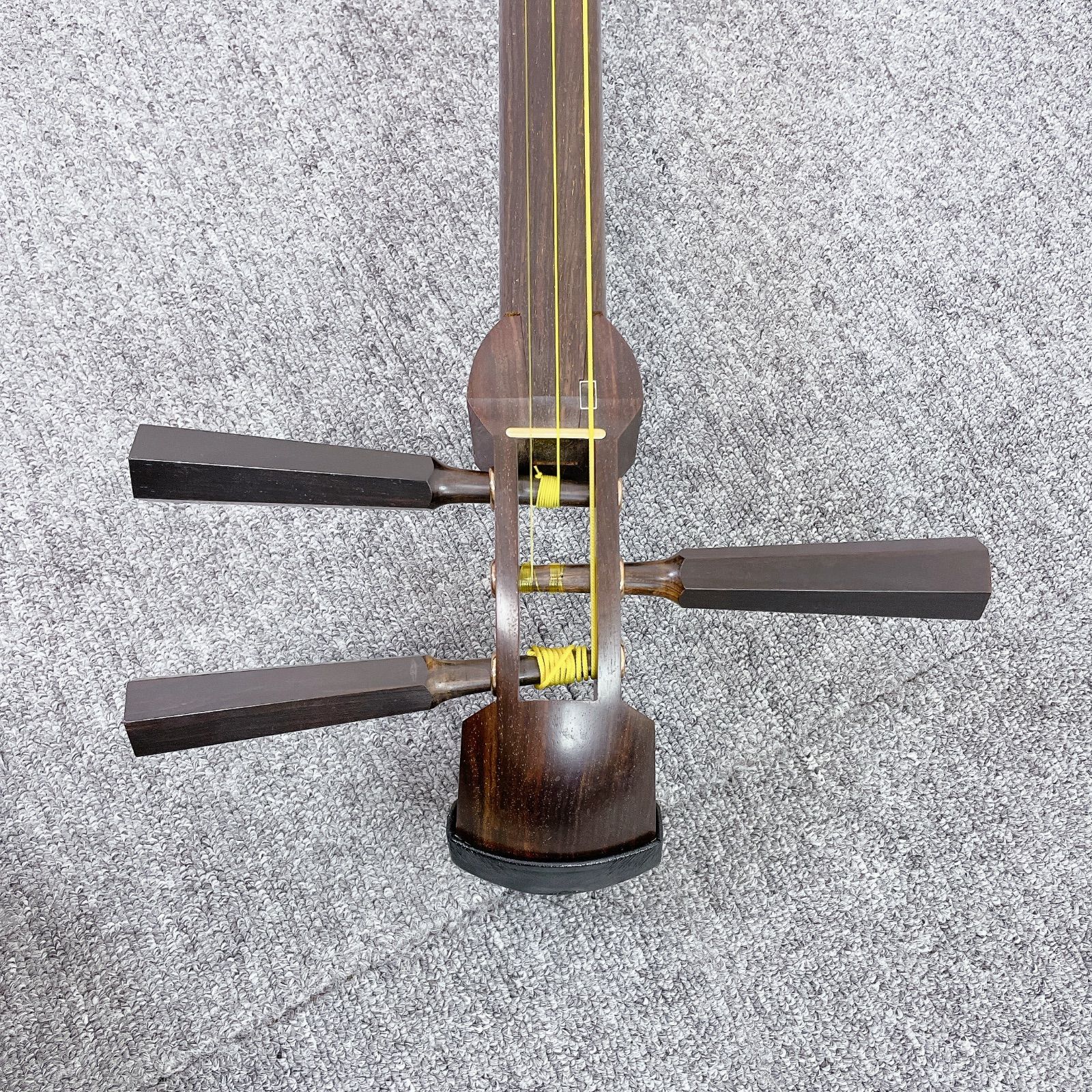 津軽三味線 太棹 紅木 東さわり 丸打胴 正棹 段違い溝 犬皮 - メルカリ