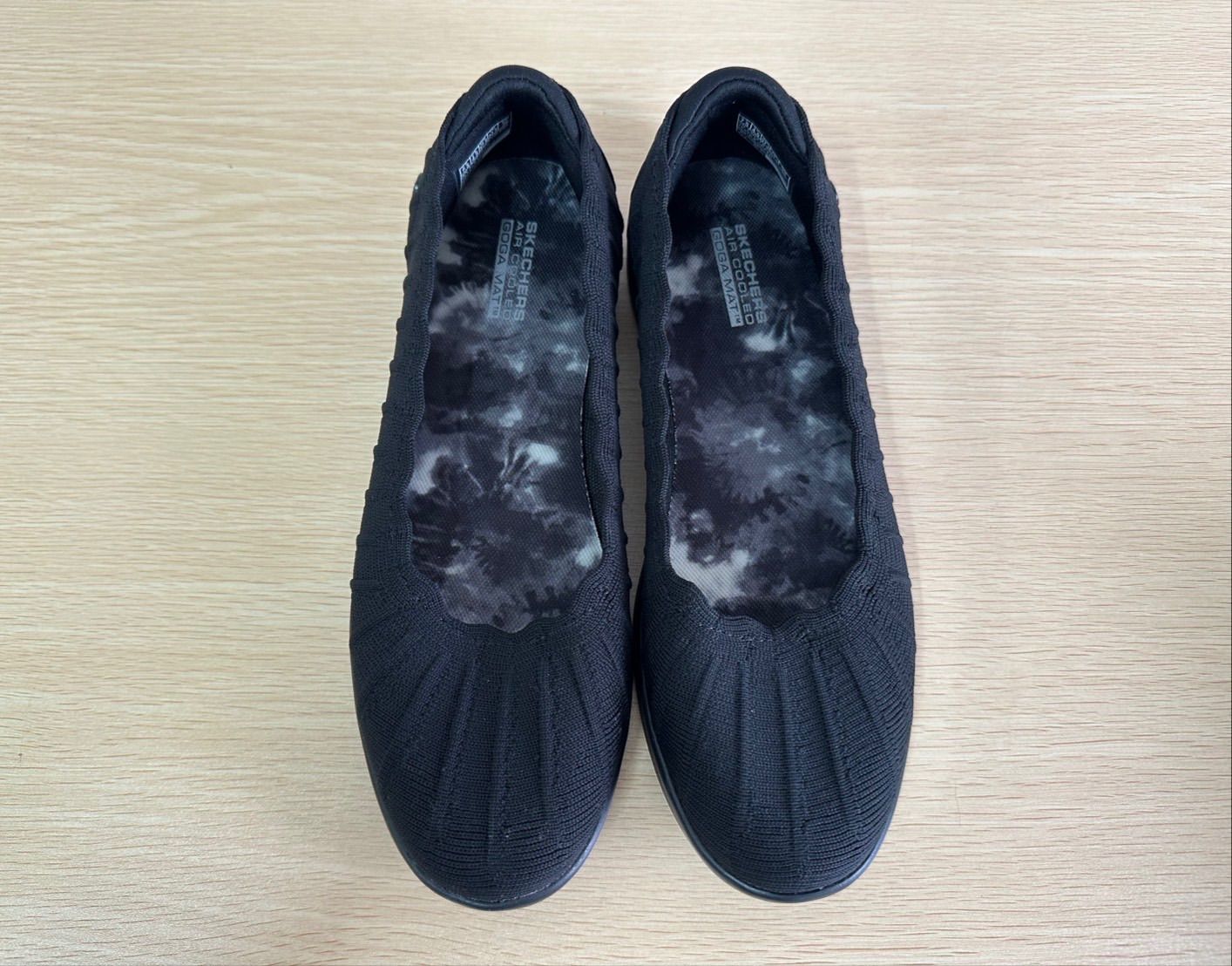 スケッチャーズ On The Go ブラック ニット スリッポン ローファー