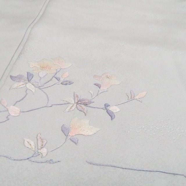 透明感を纏い凛と咲き誇る花