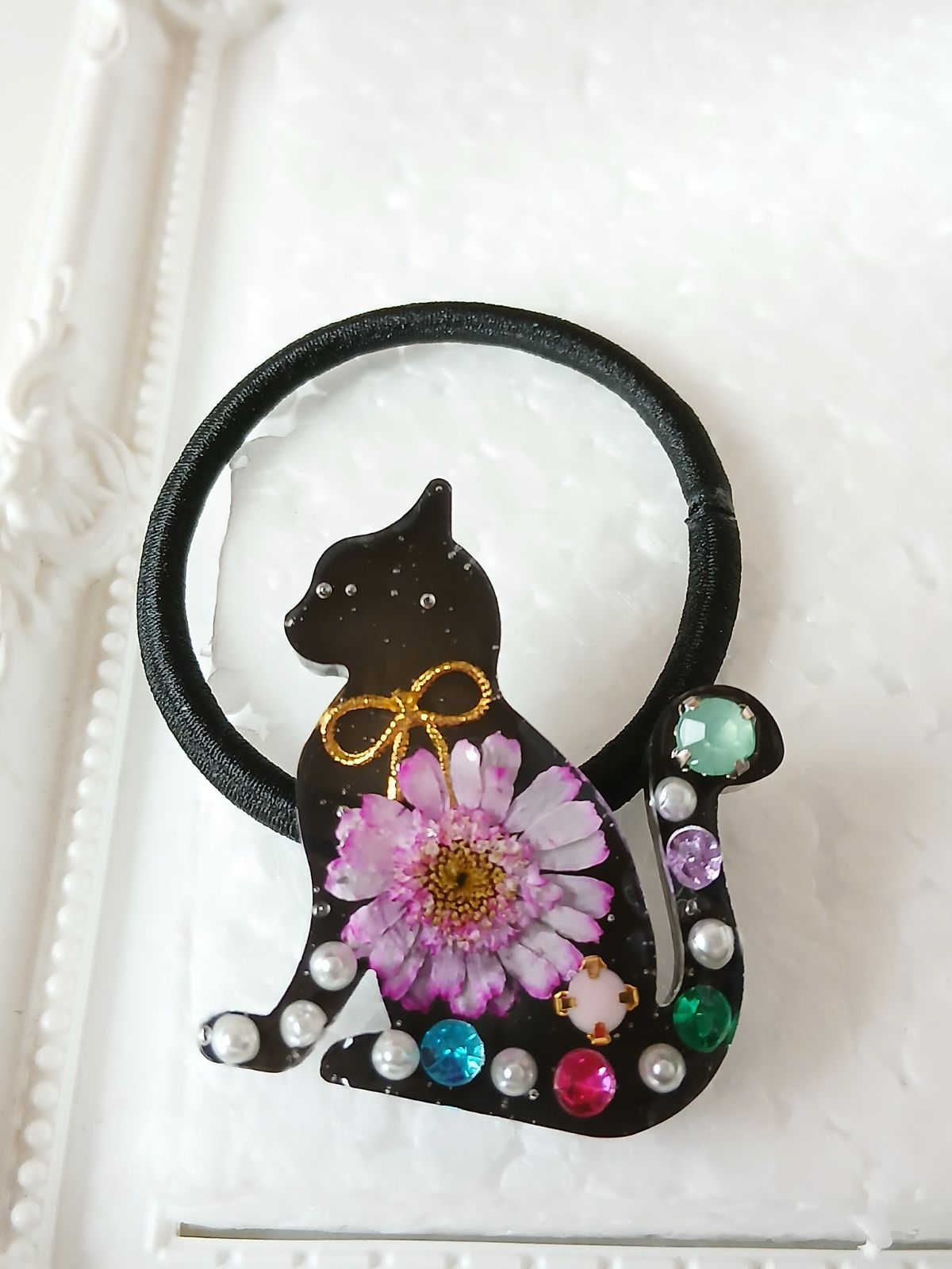 黒猫 フラワーのレジンヘアゴム - メルカリ