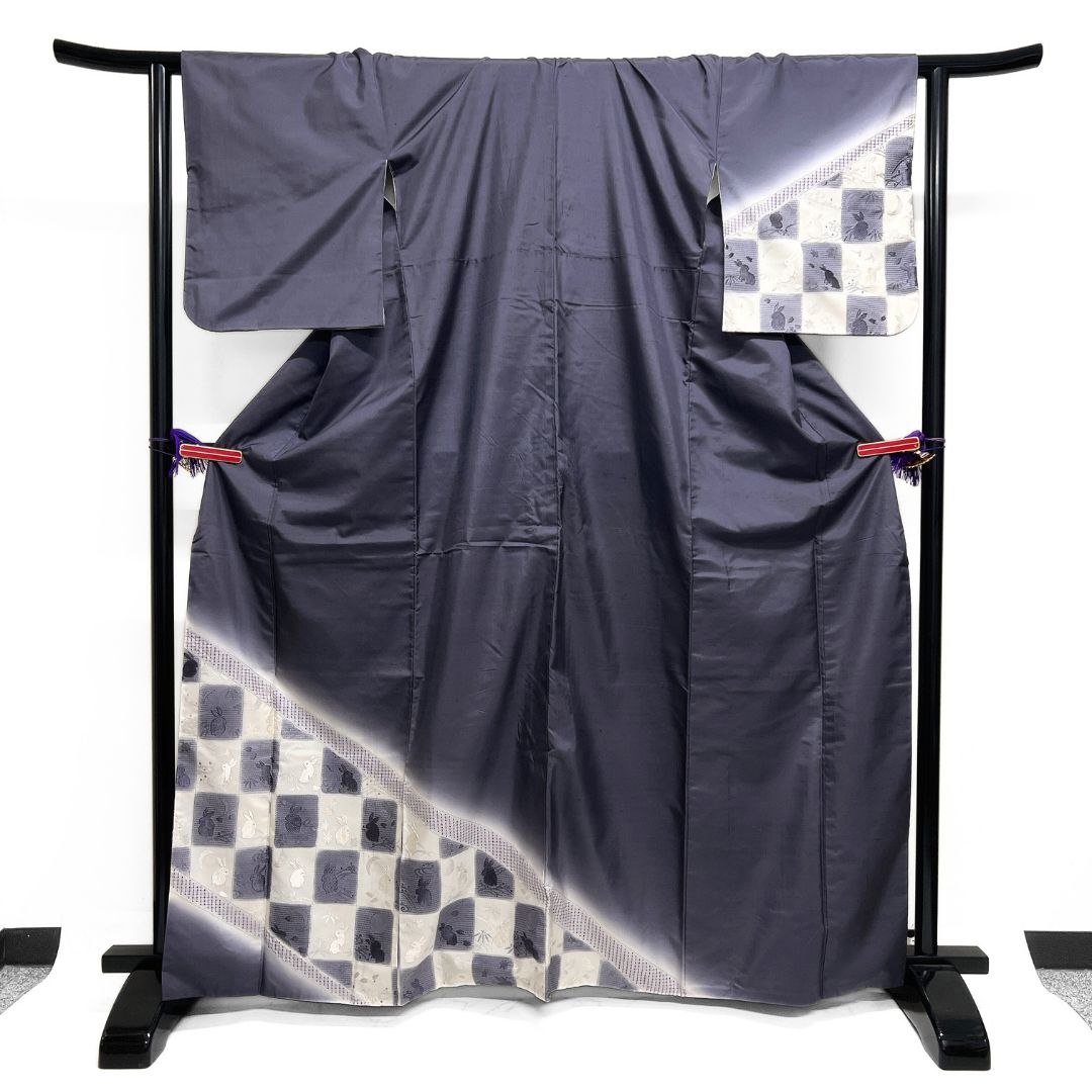 付け下げ 染め大島紬 スワトウ刺繍 兎 市松 三日月 着物 122 b d ms