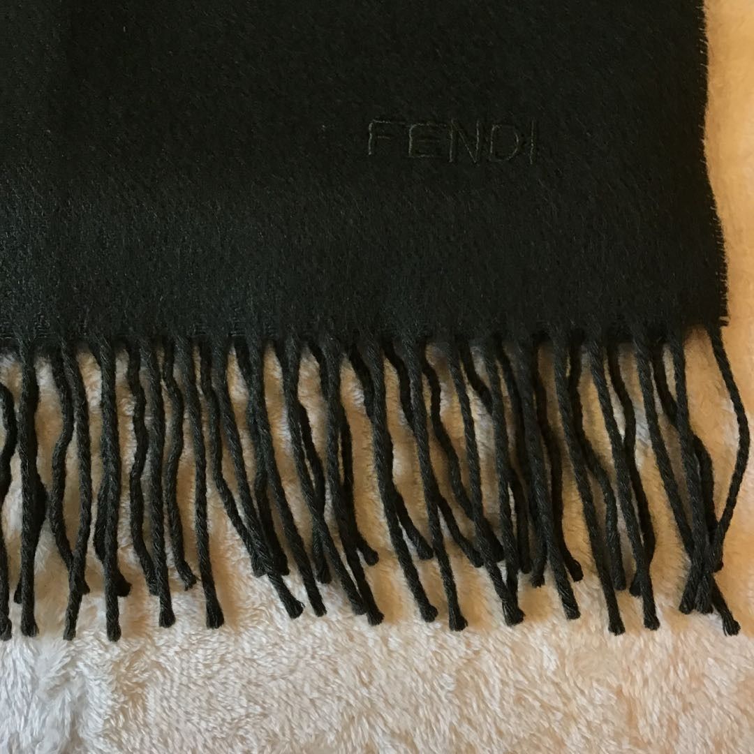 フェンディ FENDI ダークグレー マフラー ユニセックス ロゴ入り