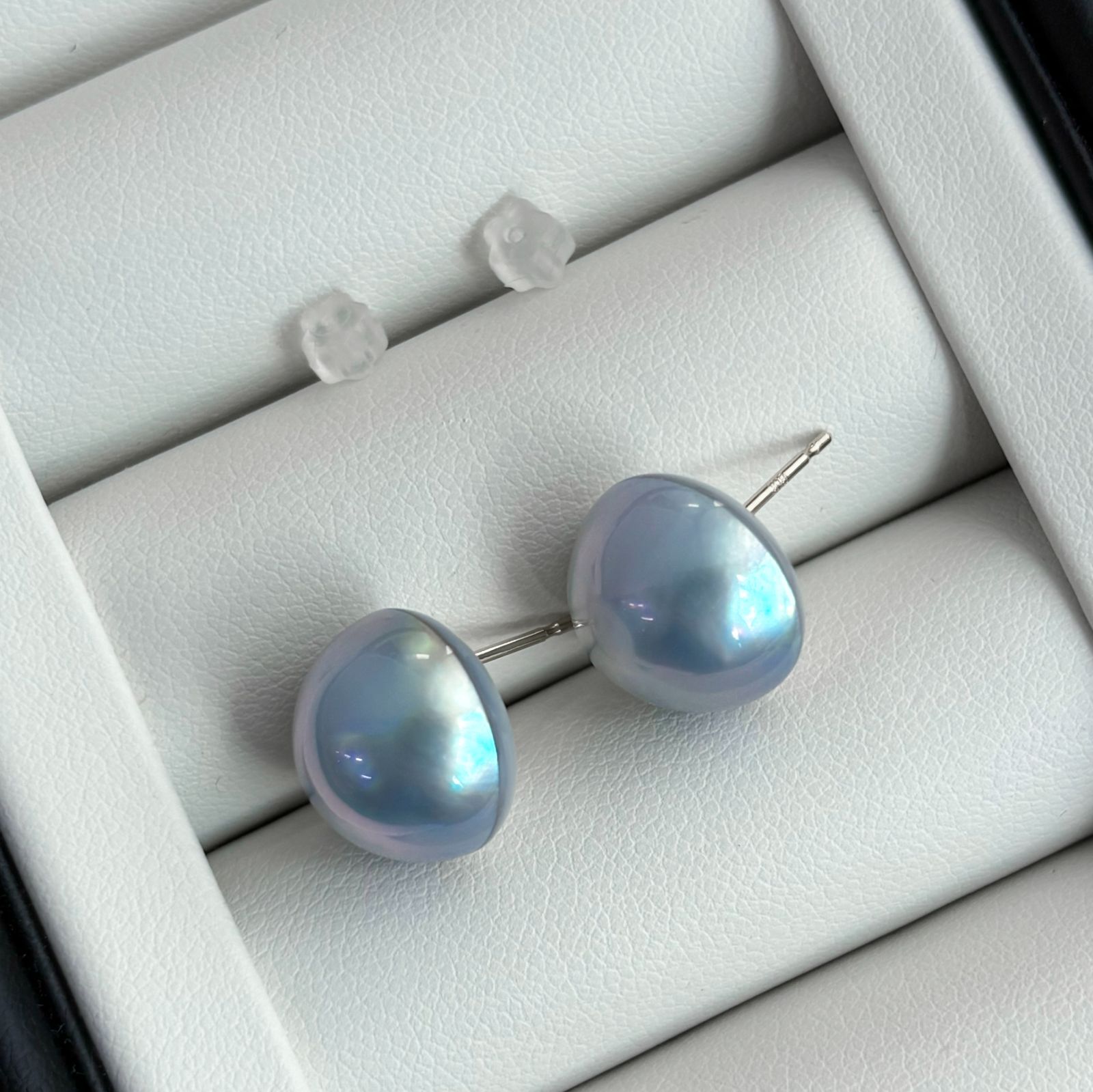 マベパール 奄美大島 K18ピアス ブルー/紫系 ラウンド 鮮やかな干渉色