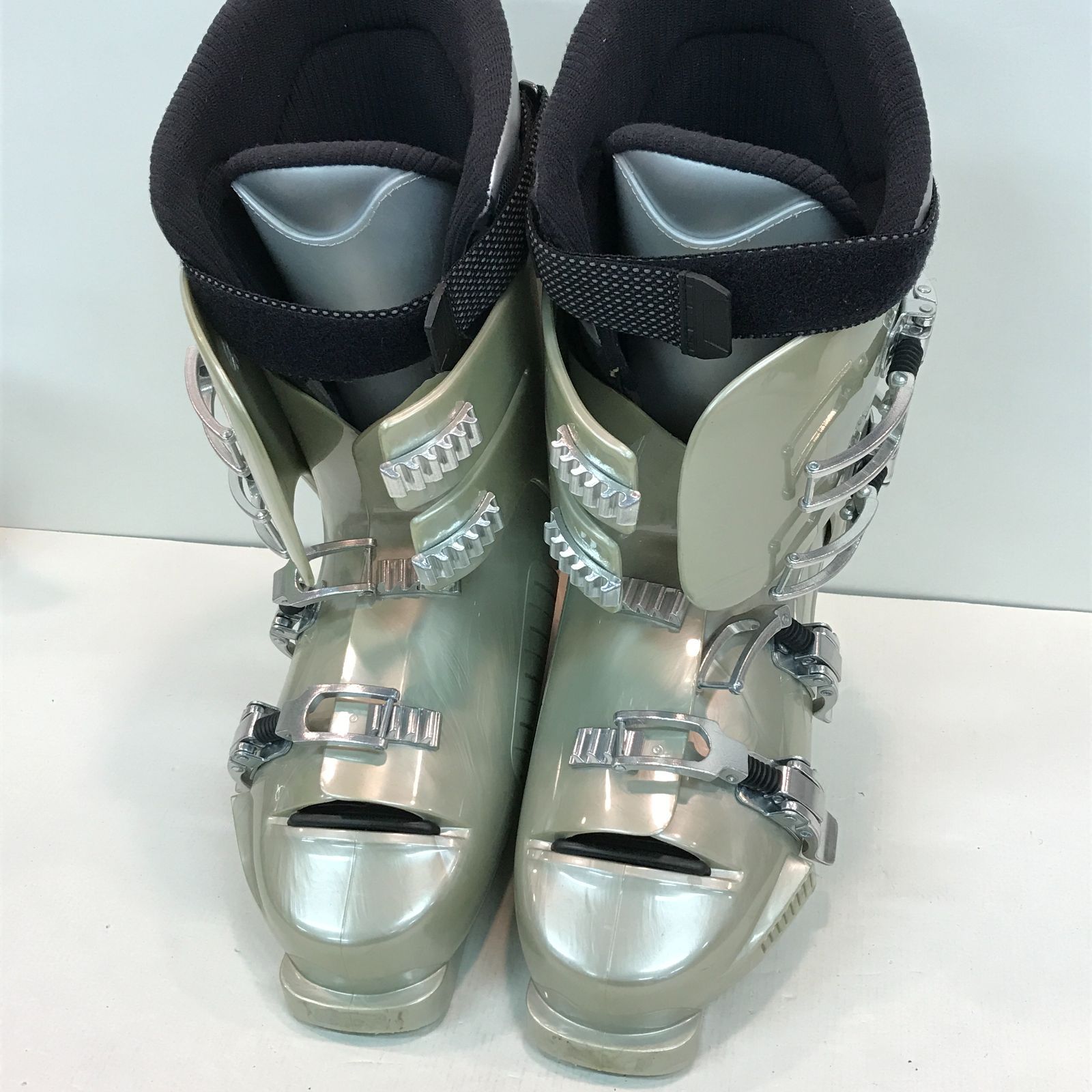 ホワイトベッド 引出5箇所LEDライト付き 店じまいセールで半額11万円で購入