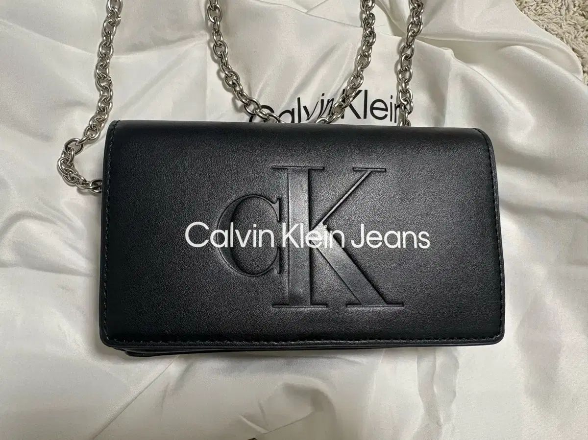 Calvin Klein ブラック チェーン クロスバック バッグ