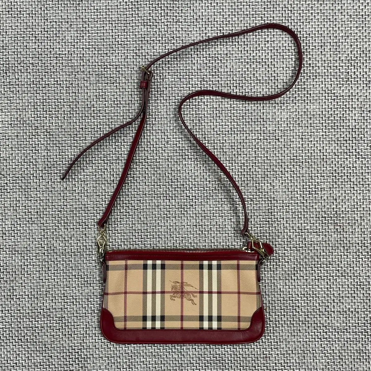 バーバリー ペイトン クロスボディーバッグ