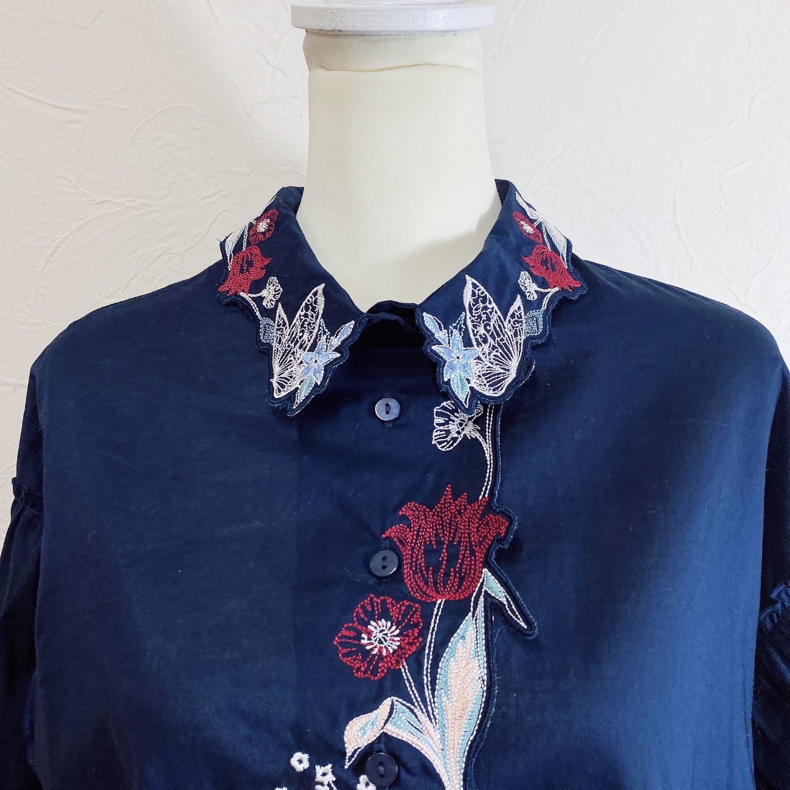 美品 iS ScoLar 蝶花前立て刺繍シャツ ネイビー ドレスシャツ シフォン 