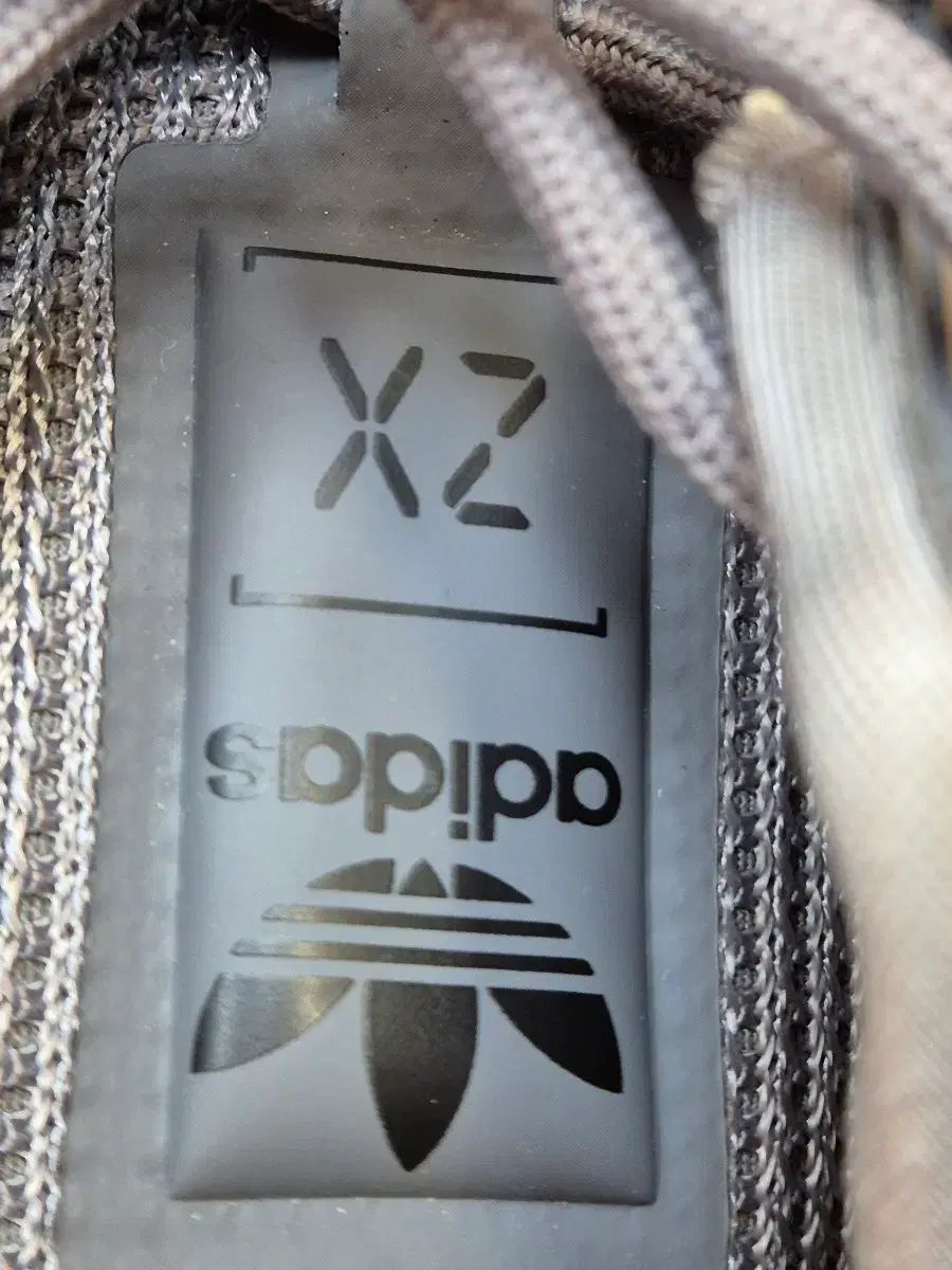 アディダス ZX 2K スニーカーです。グレー カラーで、サイズは270mmです。