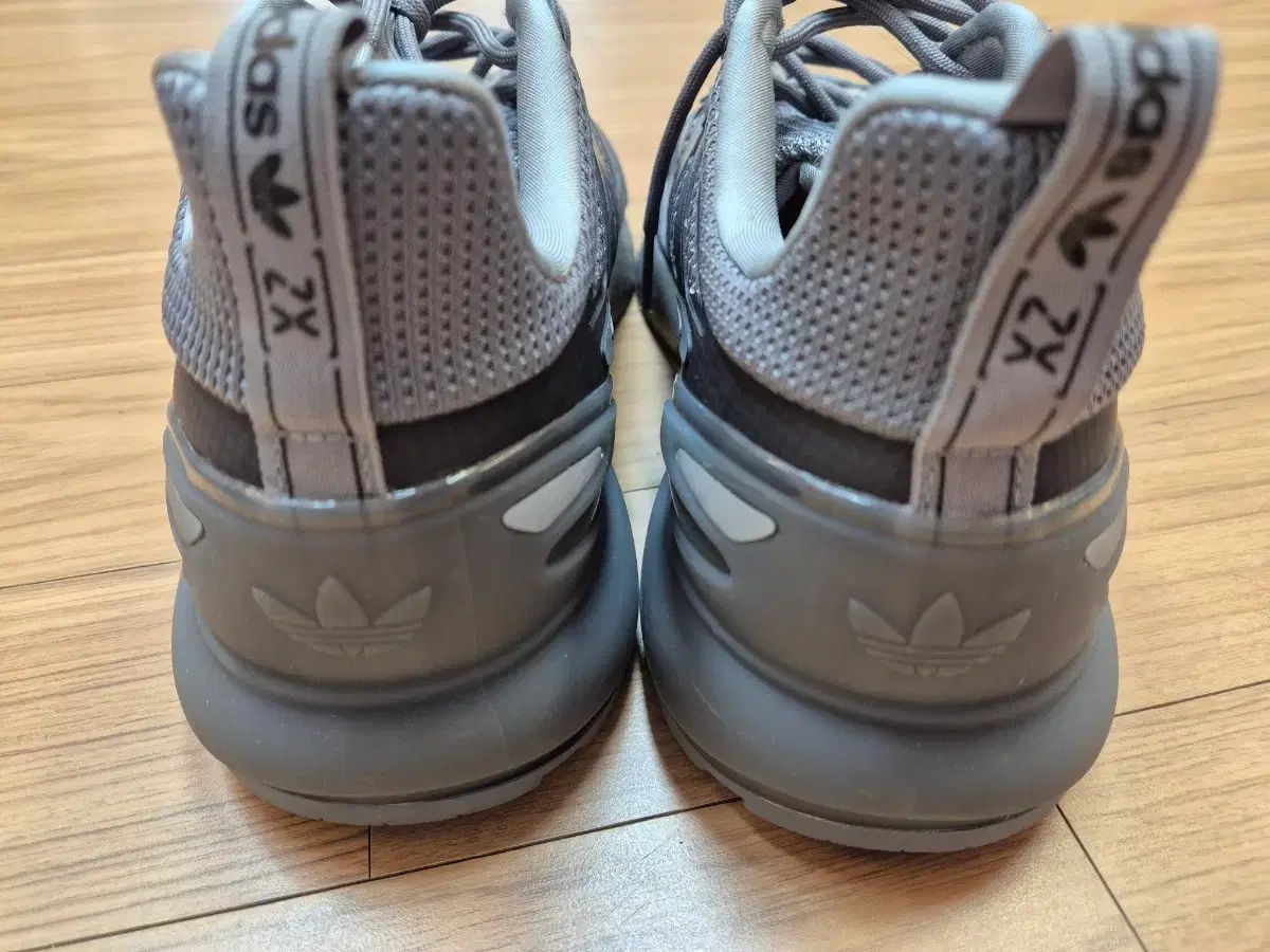 アディダス ZX 2K スニーカーです。グレー カラーで、サイズは270mmです。