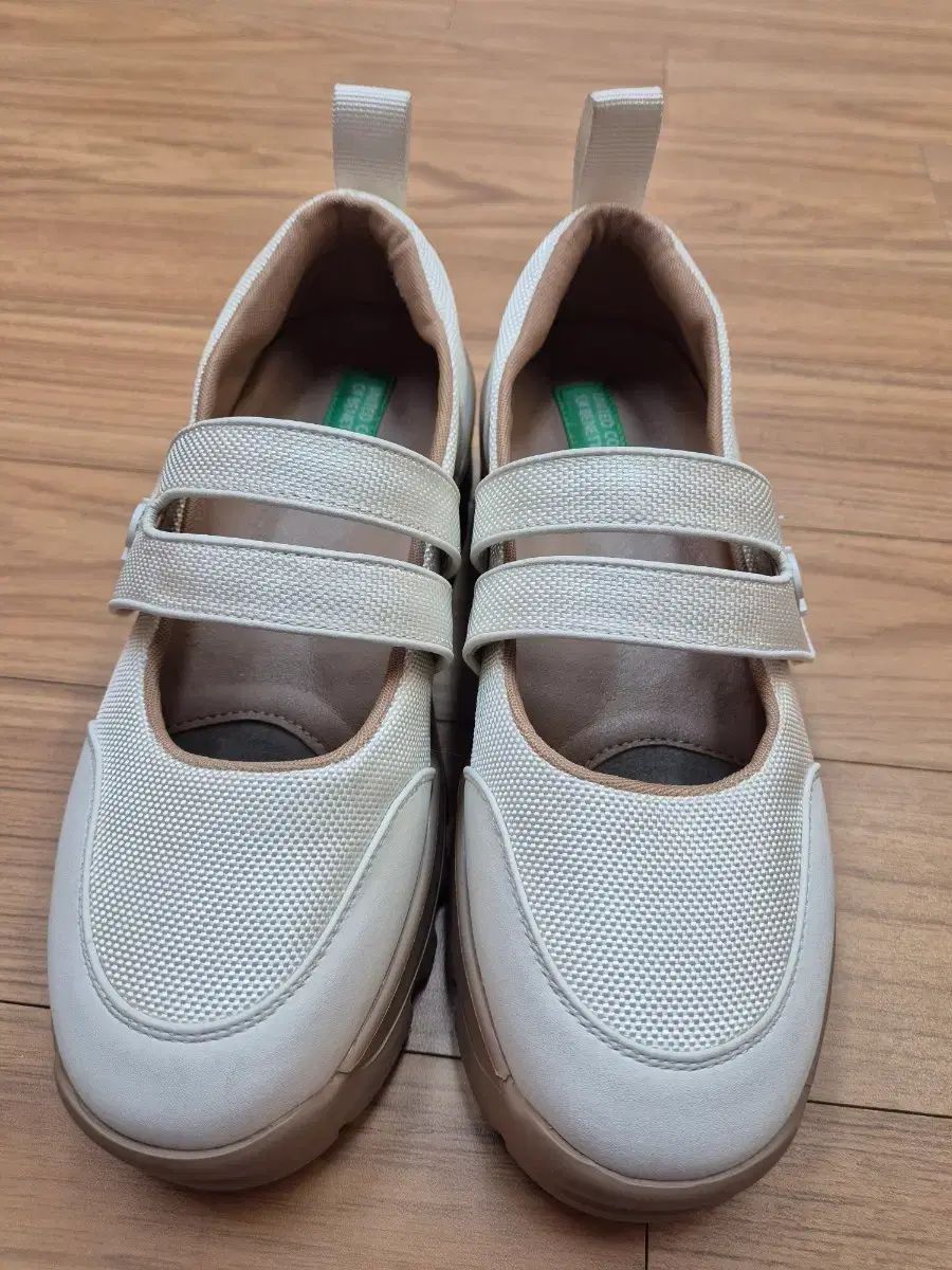 ベネトン メリージェーン シューズ アイボリー カラー 240 mmです カジュアルなデザイン