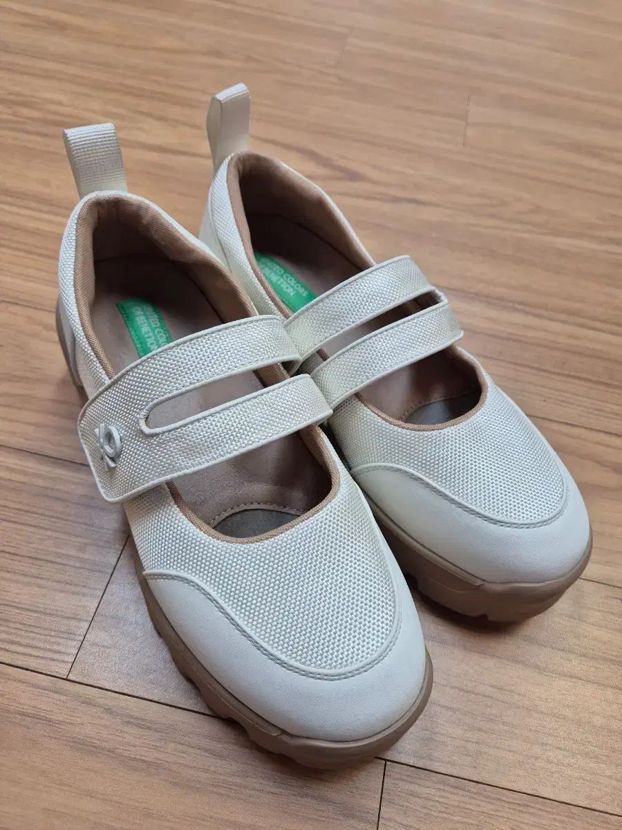 ベネトン メリージェーン シューズ アイボリー 240 mmです カジュアルなデザイン