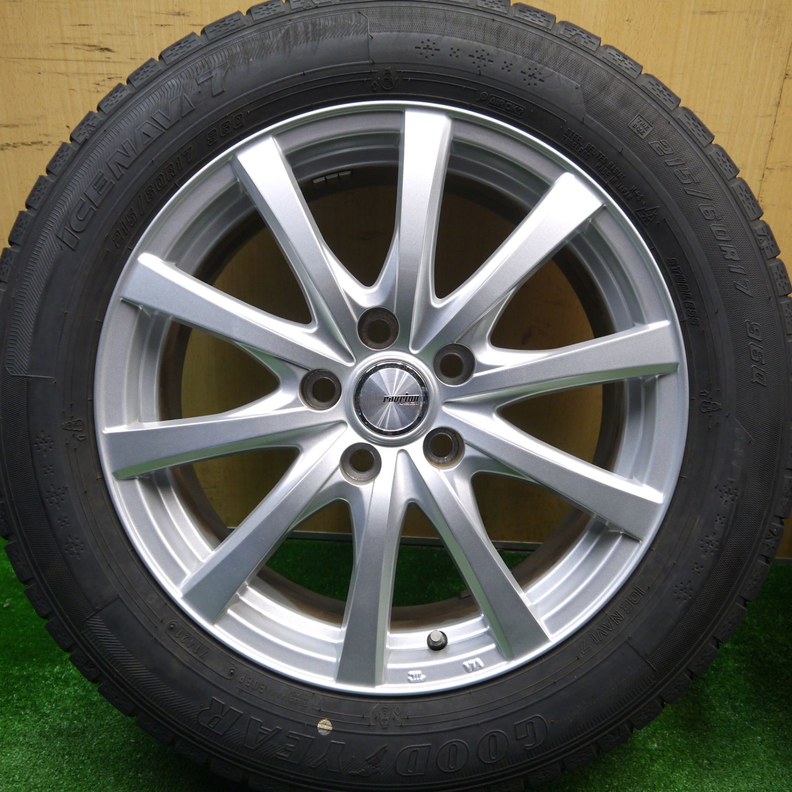 バリ溝 21年 キレイ 9 5分以上 スタッドレス 215 60 R 17 グッドイヤー アイスナビ7 ravrion RS 01 ラブリオン 17インチ PCD 114 3 5 H ス