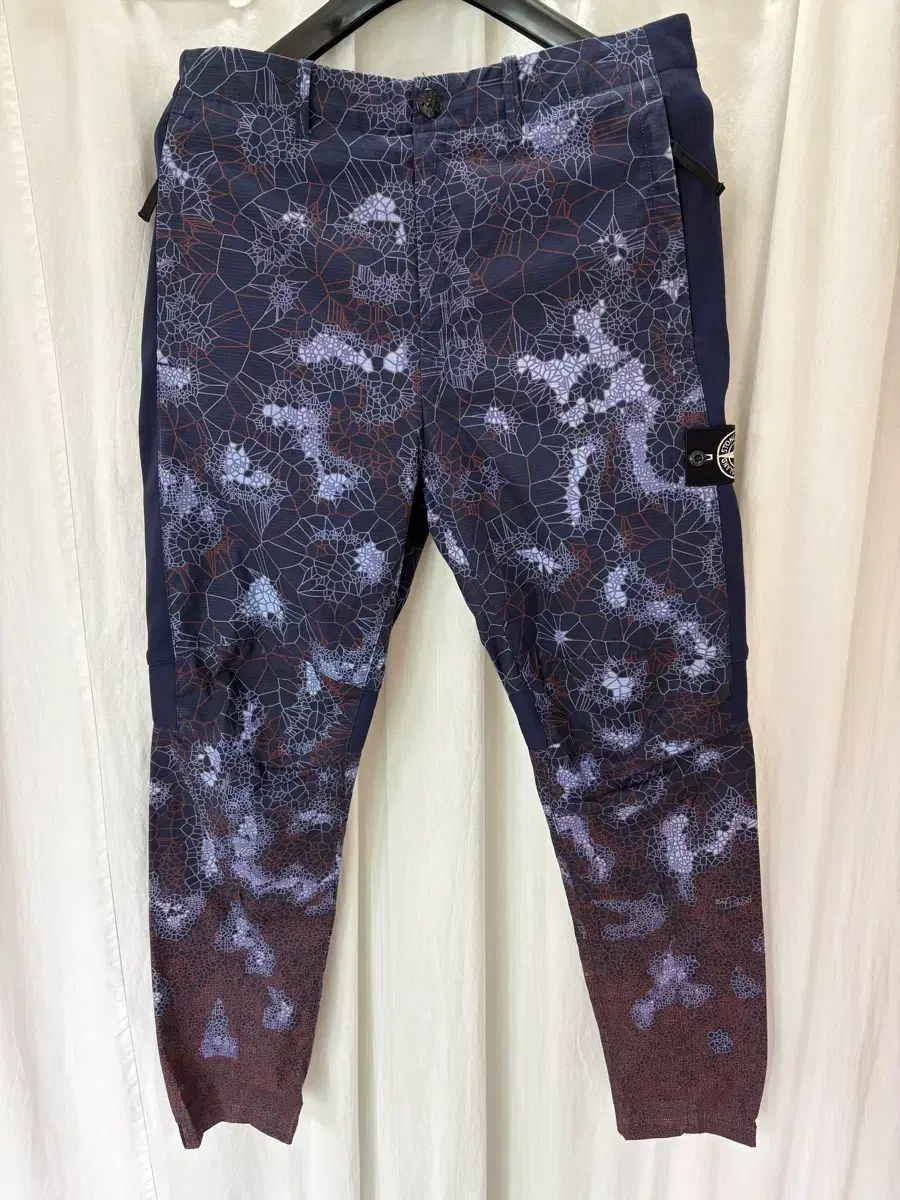 ストーンアイランド 白 ワッペン カラー変化 アイス ヒートリ アクティブ パンツ