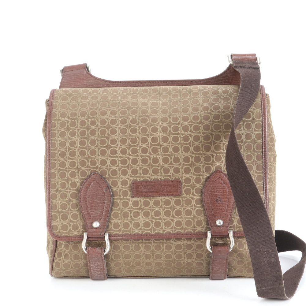 サルヴァトーレフェラガモ ガンチーニ レザー ショルダーバッグ 斜め掛け メッセンジャー ブラウン 茶色 A 4 メンズ RRE CZ 42-3