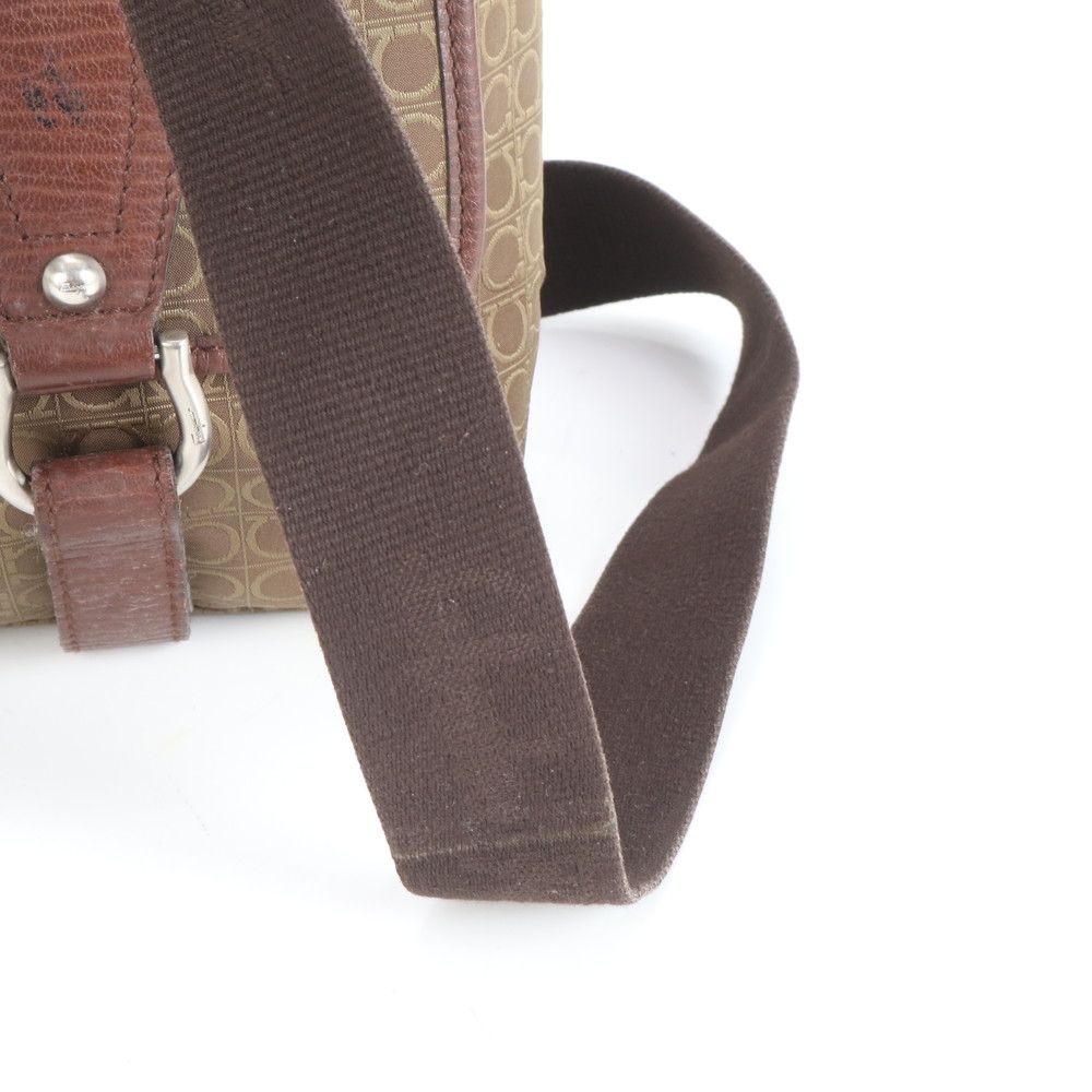 サルヴァトーレフェラガモ ガンチーニ レザー ショルダーバッグ 斜め掛け メッセンジャー ブラウン 茶色 A 4 メンズ RRE CZ 42-3