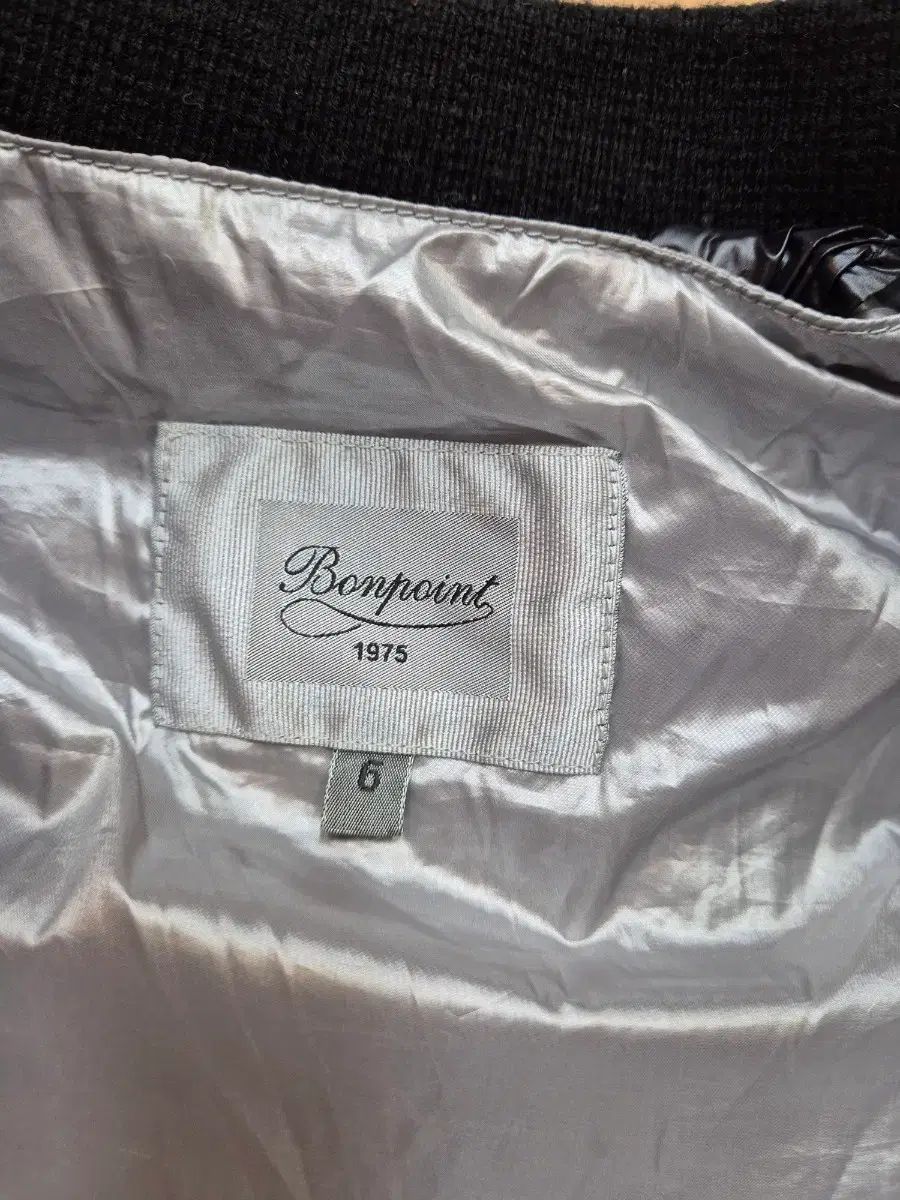 表地はポリエステル で