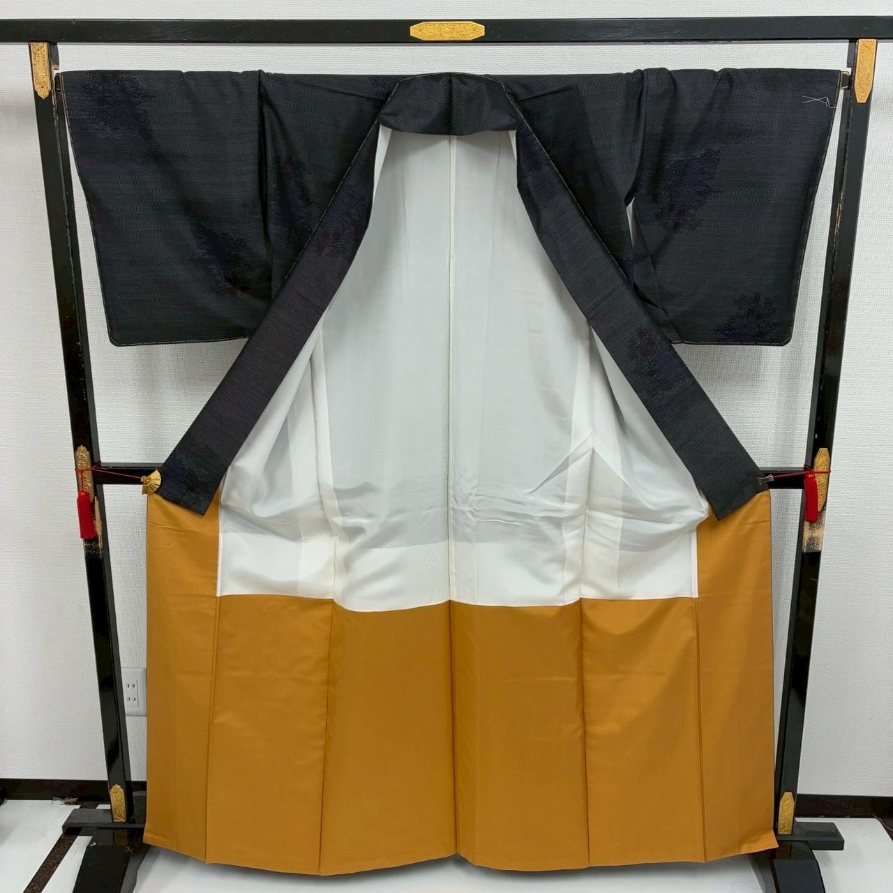 本場大島紬 裄67.5 正絹 泥染め 横双 美しい絣 しつけ糸 ほていや 袷