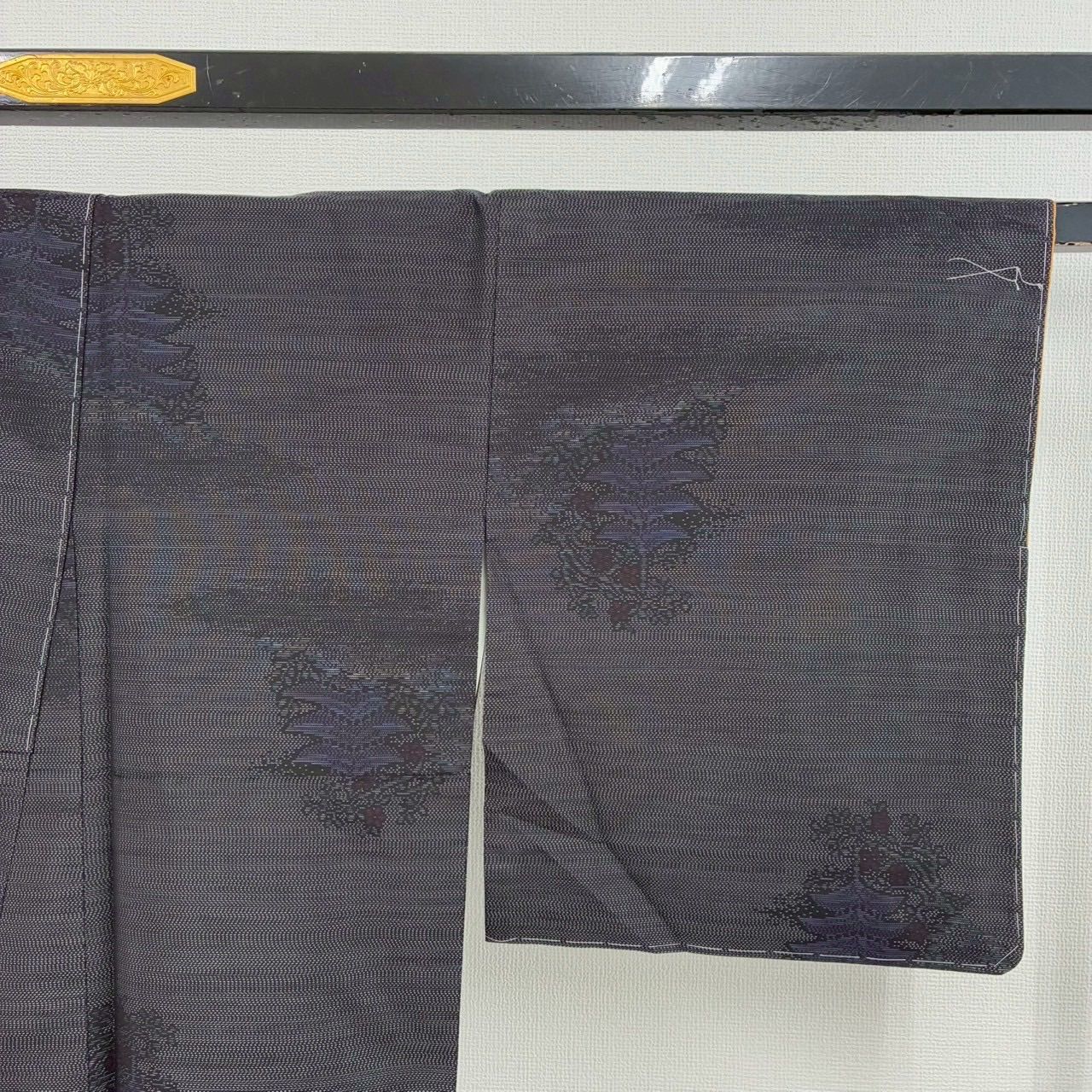 本場大島紬 裄67.5 正絹 泥染め 横双 美しい絣 しつけ糸 ほていや 袷