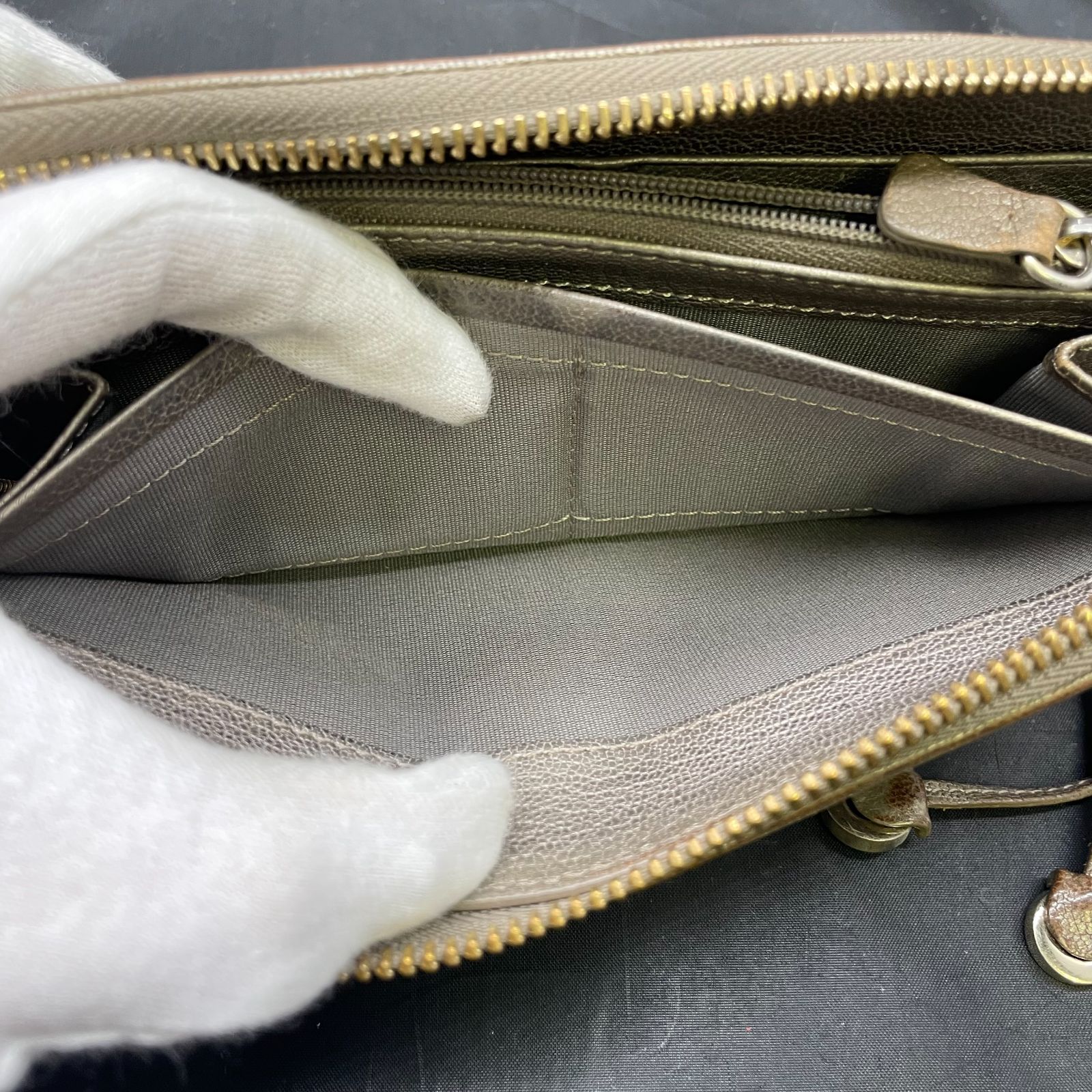 スタッズ長財布