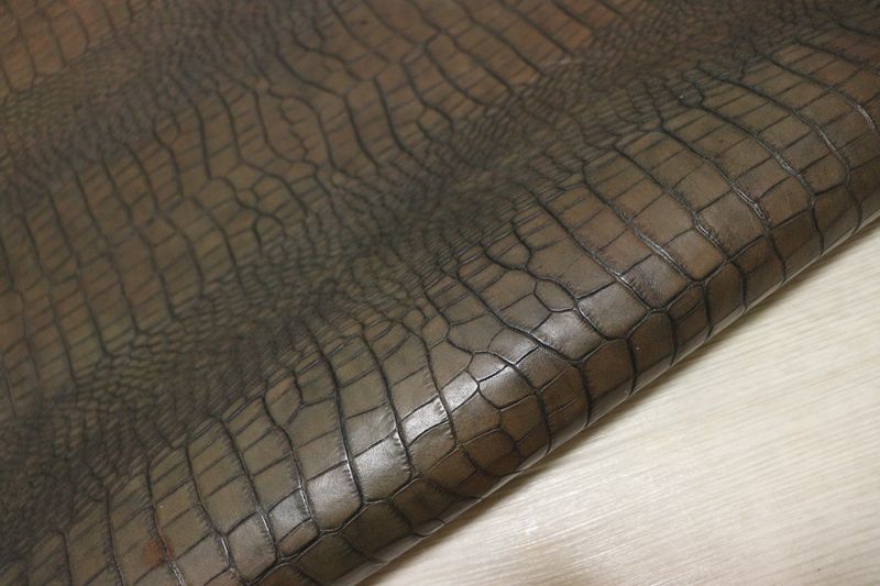 カーキ 129 ds ヌメ革 ショルダーレザー 牛革 イタリア レザー クロコ型押し はぎれ 一枚革 レザークラフト 革 皮 本革 diy 生地 材料