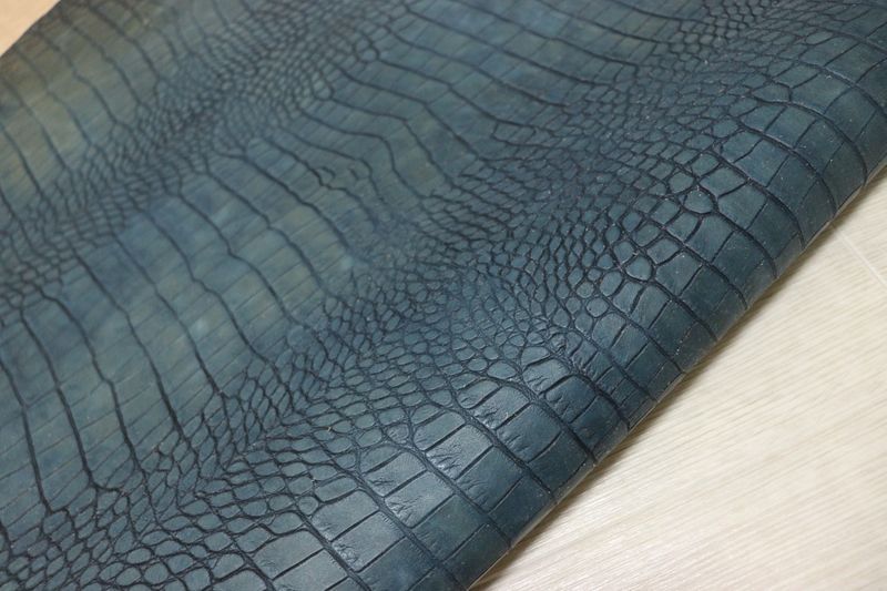 ブルー 130 ds ヌメ革 ショルダーレザー 牛革 イタリア レザー クロコ型押し はぎれ 一枚革 レザークラフト 革 皮 本革 diy 生地 材料