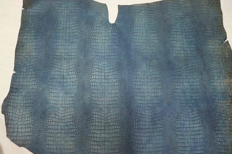 ブルー 130 ds ヌメ革 ショルダーレザー 牛革 イタリア レザー クロコ型押し はぎれ 一枚革 レザークラフト 革 皮 本革 diy 生地 材料
