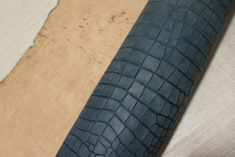  ブルー 130 ds ヌメ革 ショルダーレザー 牛革 イタリア レザー クロコ型押し はぎれ 一枚革 レザークラフト 革 皮 本革 diy 生地 材料 生地/糸 手芸素材 材料
