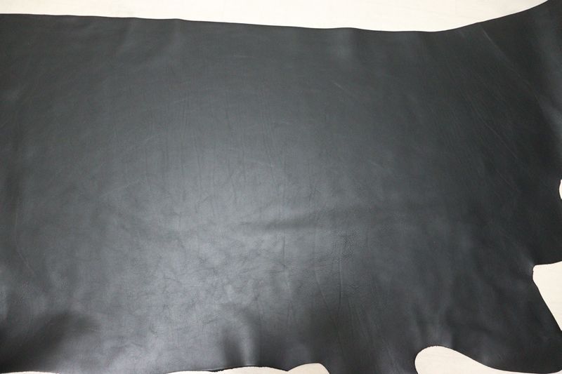 ブラック 208 ds ヌメ革 牛革 イタリア レザー スムース加工 はぎれ 一枚革 レザークラフト 革 皮 本革 diy 生地 材料