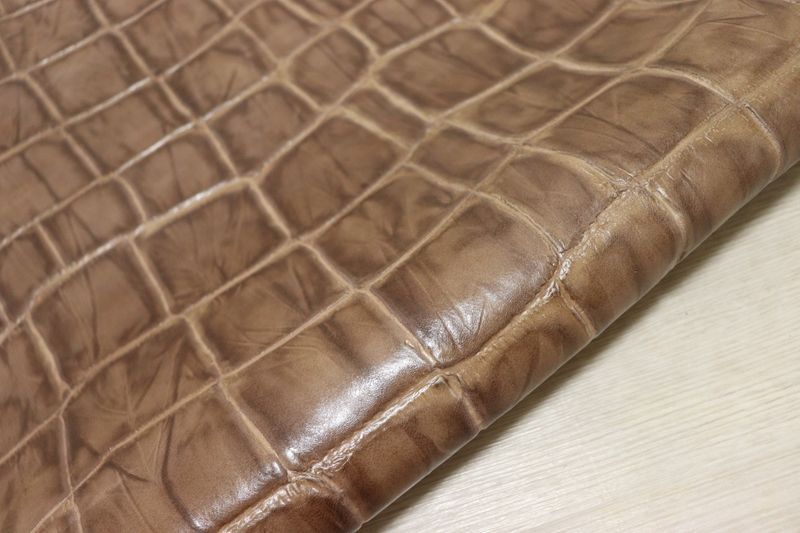 モカブラウン 105 ds ヌメ革 ショルダーレザー 牛革 イタリア レザー クロコ型押し はぎれ 一枚革 レザークラフト 革 皮 本革 diy 生地 材料