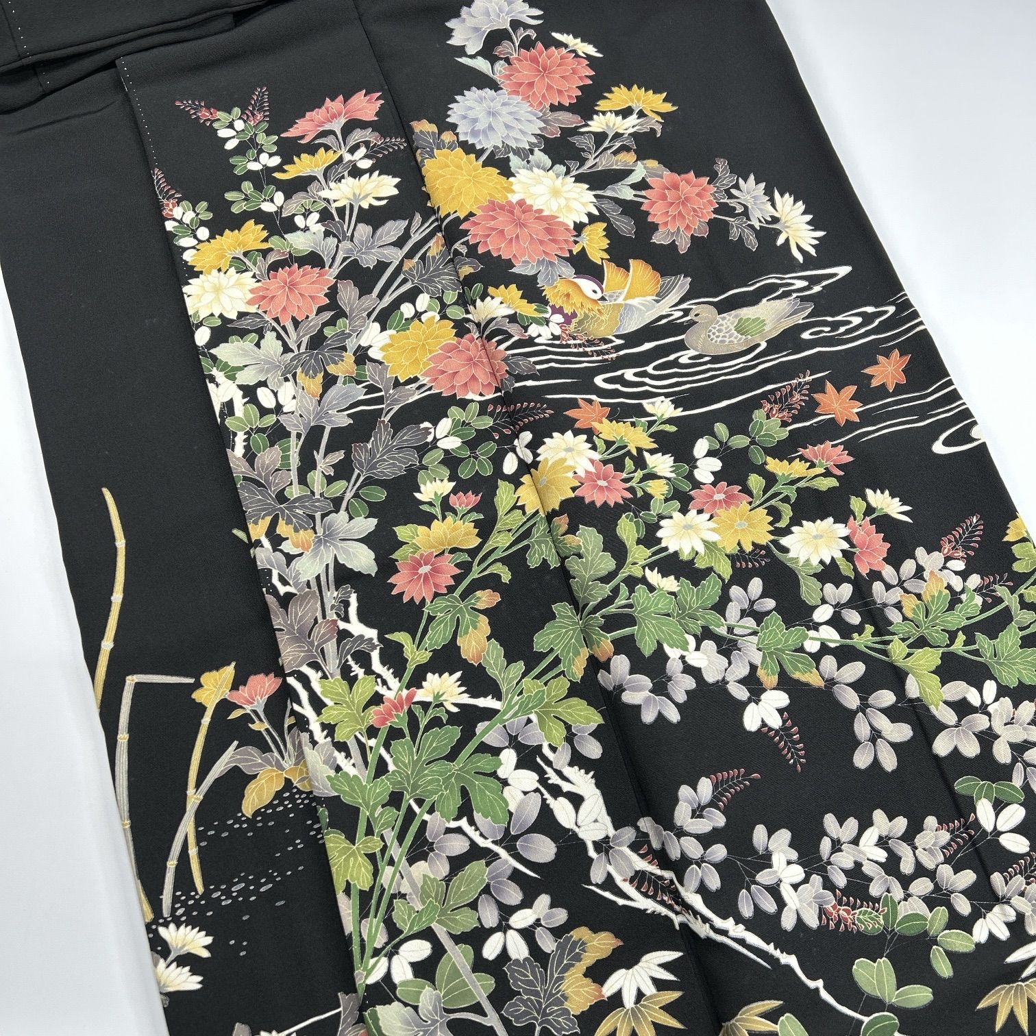 着物まとめ売り　正絹振袖4枚　留袖1枚　着用可　リメイク素材　目立った汚れなし 黒留袖 4枚 正絹 着物まとめ売り 同梱購入歓迎 リメイク用 着付け練習