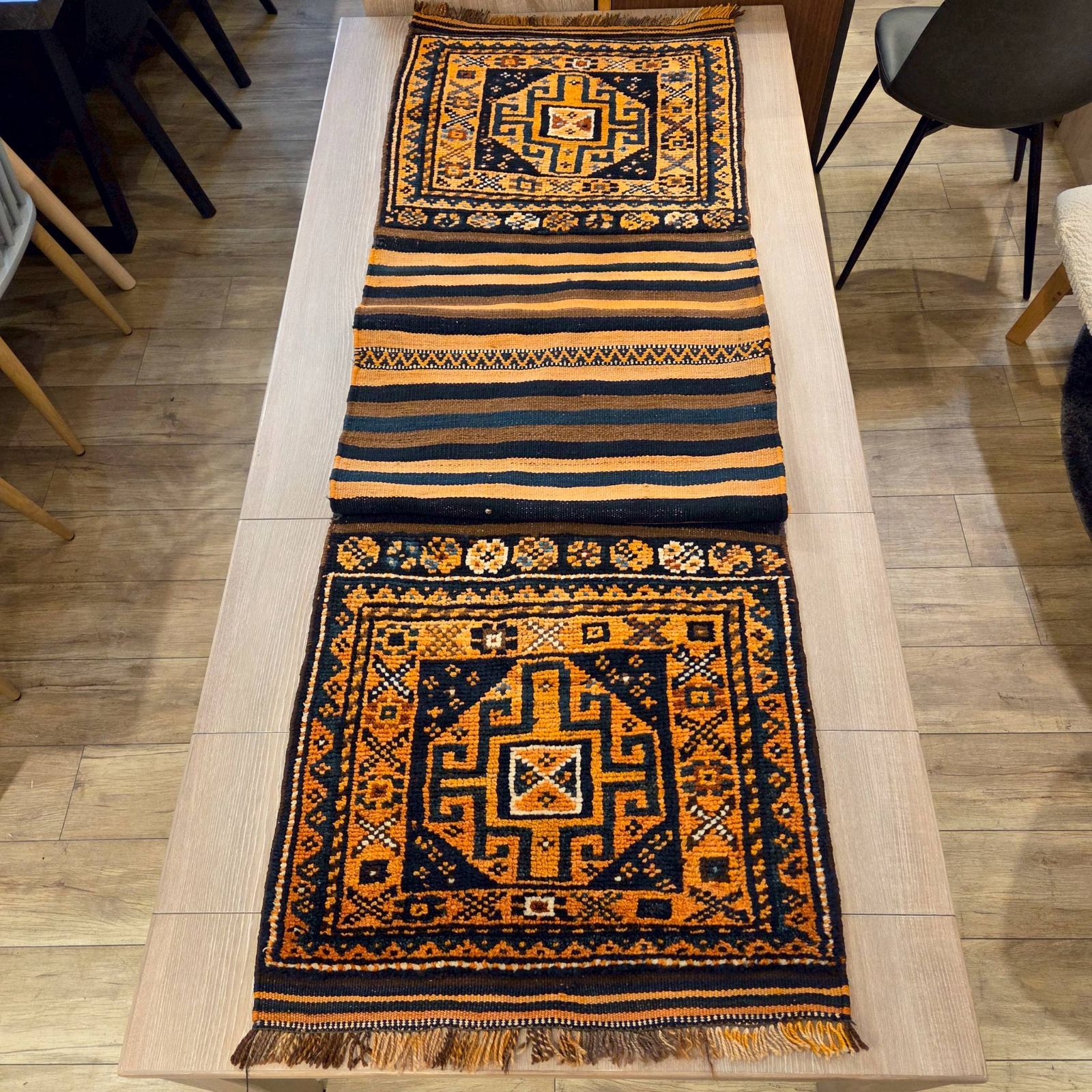 トライバル柄 ラグ 手織り絨毯 長方形 ロング 250㎝ 61㎝