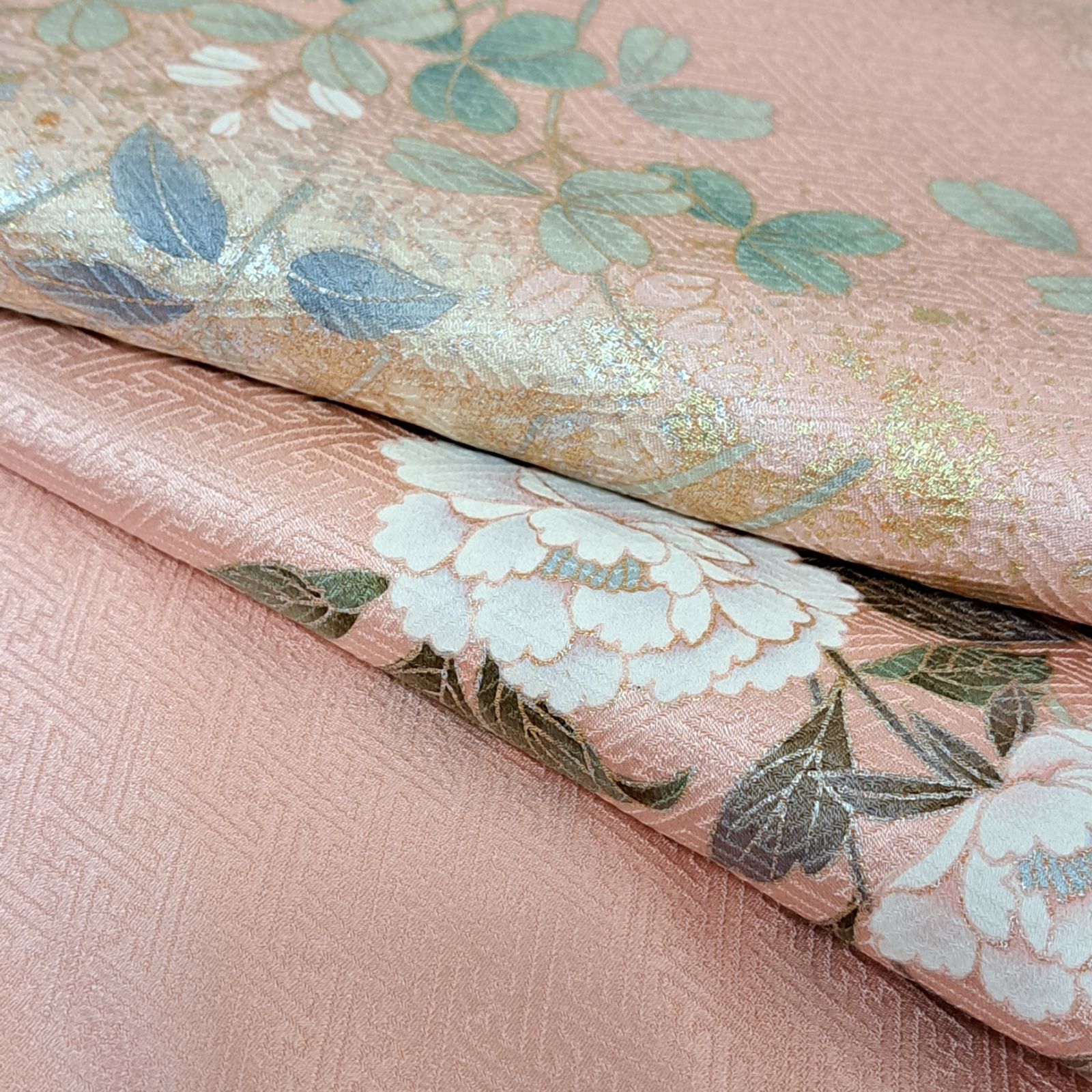 訪問着】裄69.5 身丈165 袖50 正絹 袷 紗綾形地紋入りピンク系色地に