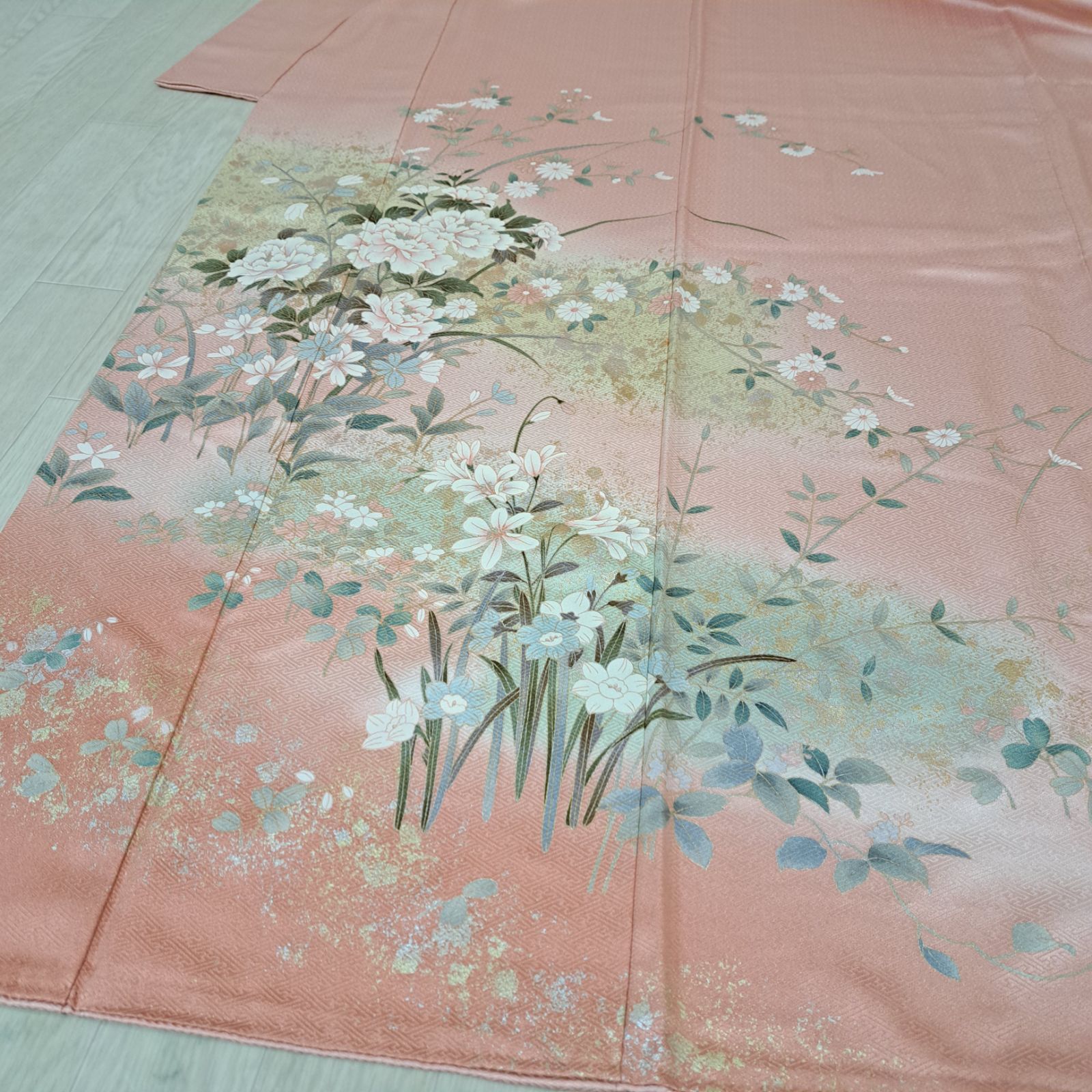 訪問着】裄69.5 身丈165 袖50 正絹 袷 紗綾形地紋入りピンク系色地に