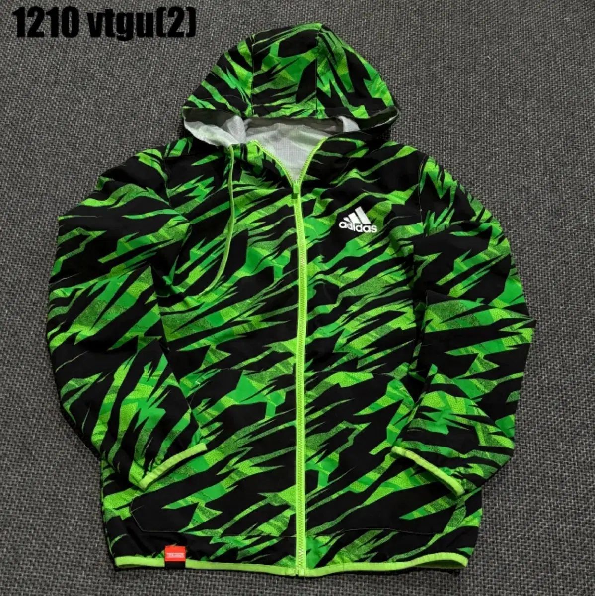アディダス グリーン ブラック パターン フード ジップアップ - メルカリ
