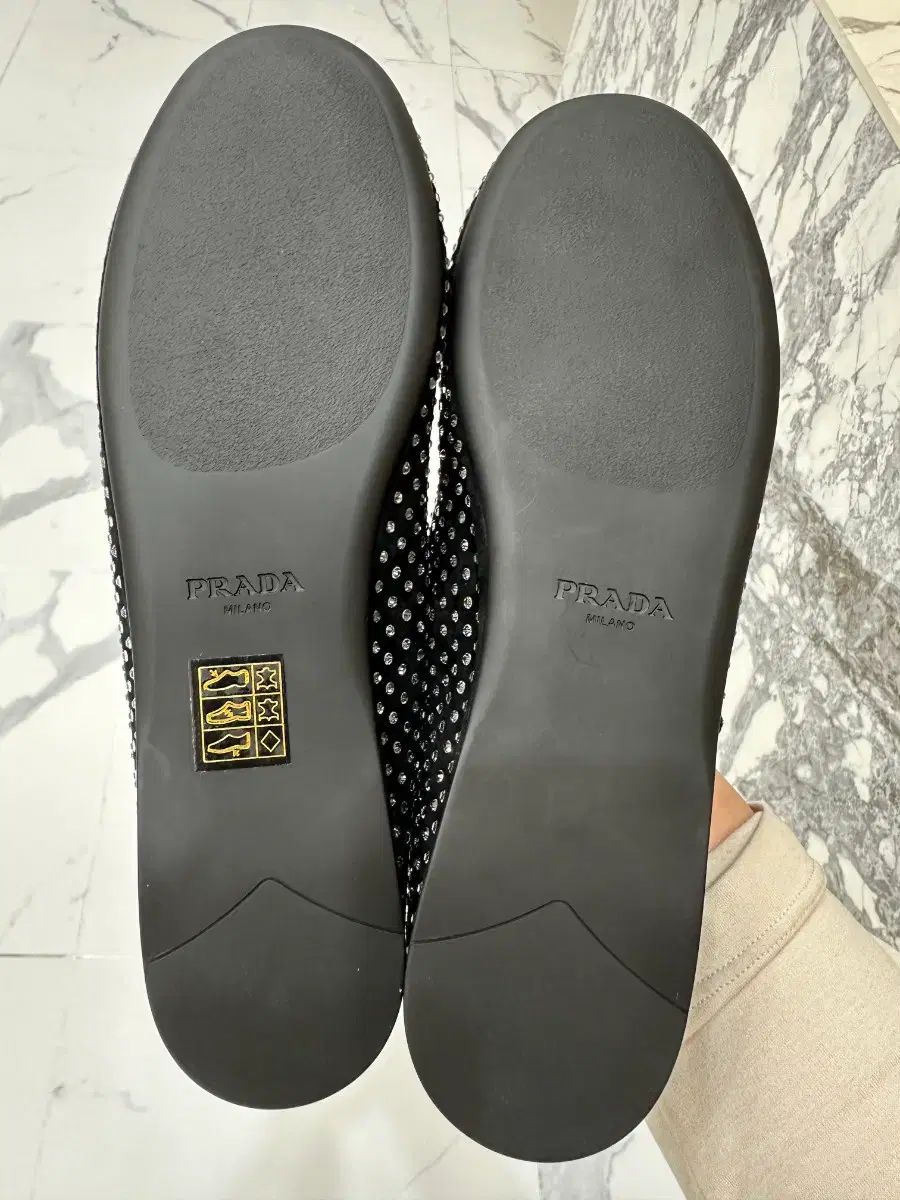 プラダ スウェード バレリーナ 145万円
