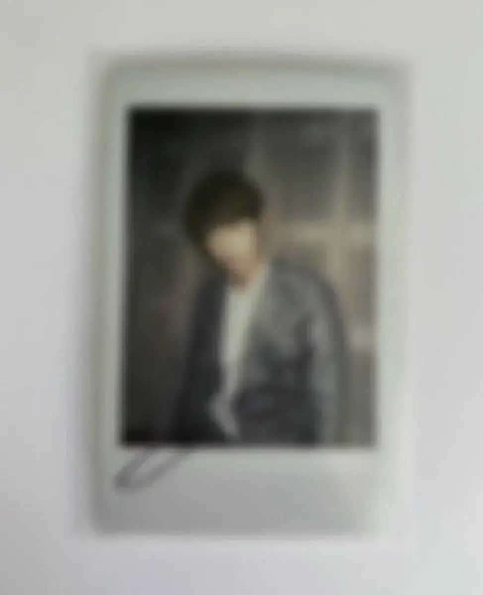 本日限定価格)イ・ジュニョン 未公開 サイン入りポラロイド - メルカリ