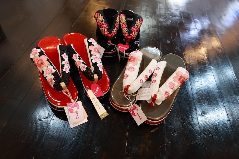 草履 赤 黒 ゴールド 白 桜色 桜 刺繍 12 A