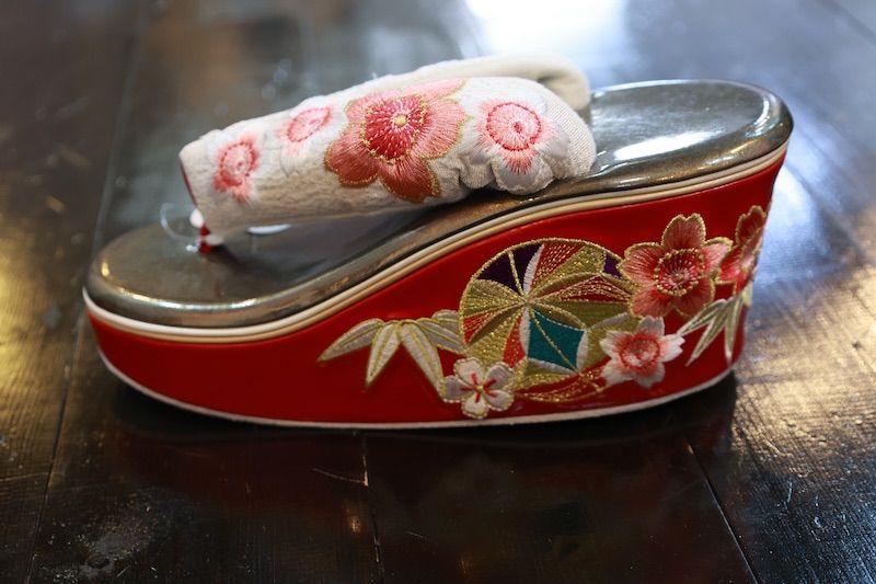 草履 赤 黒 ゴールド 白 桜色 桜 刺繍 12 A