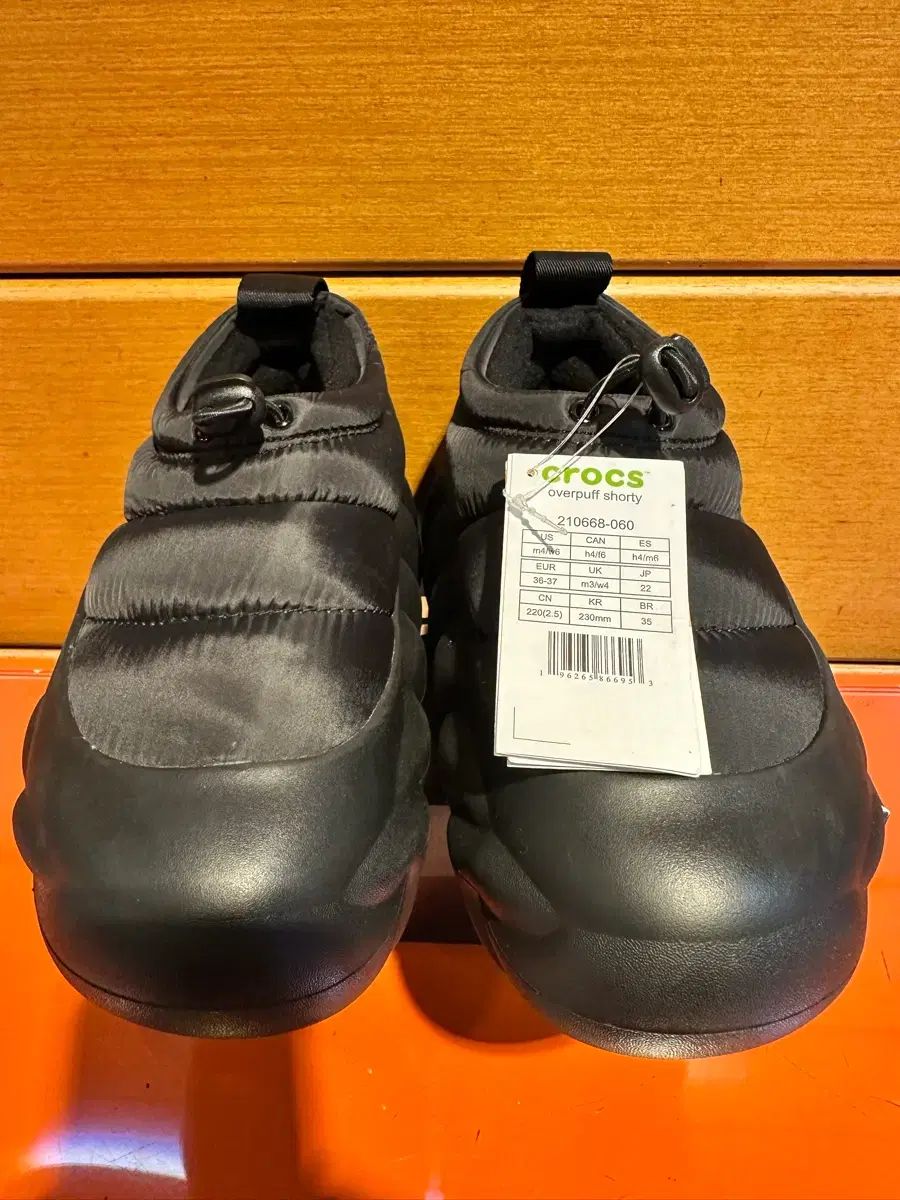 Crocs オーバファーパフ ショーティ ブラック