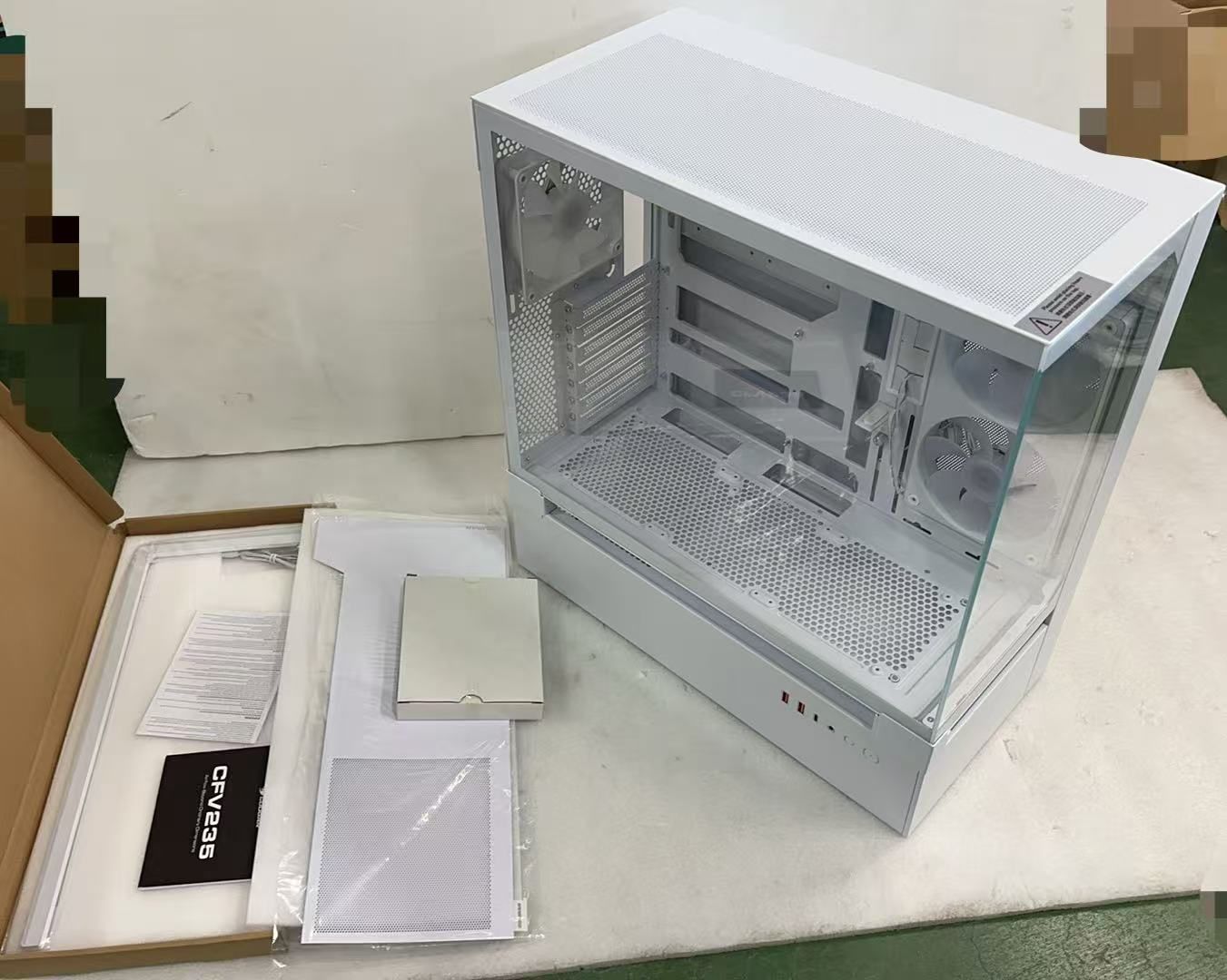 COUGAR CFV 235 White 革新的なCFV PCケース 921847