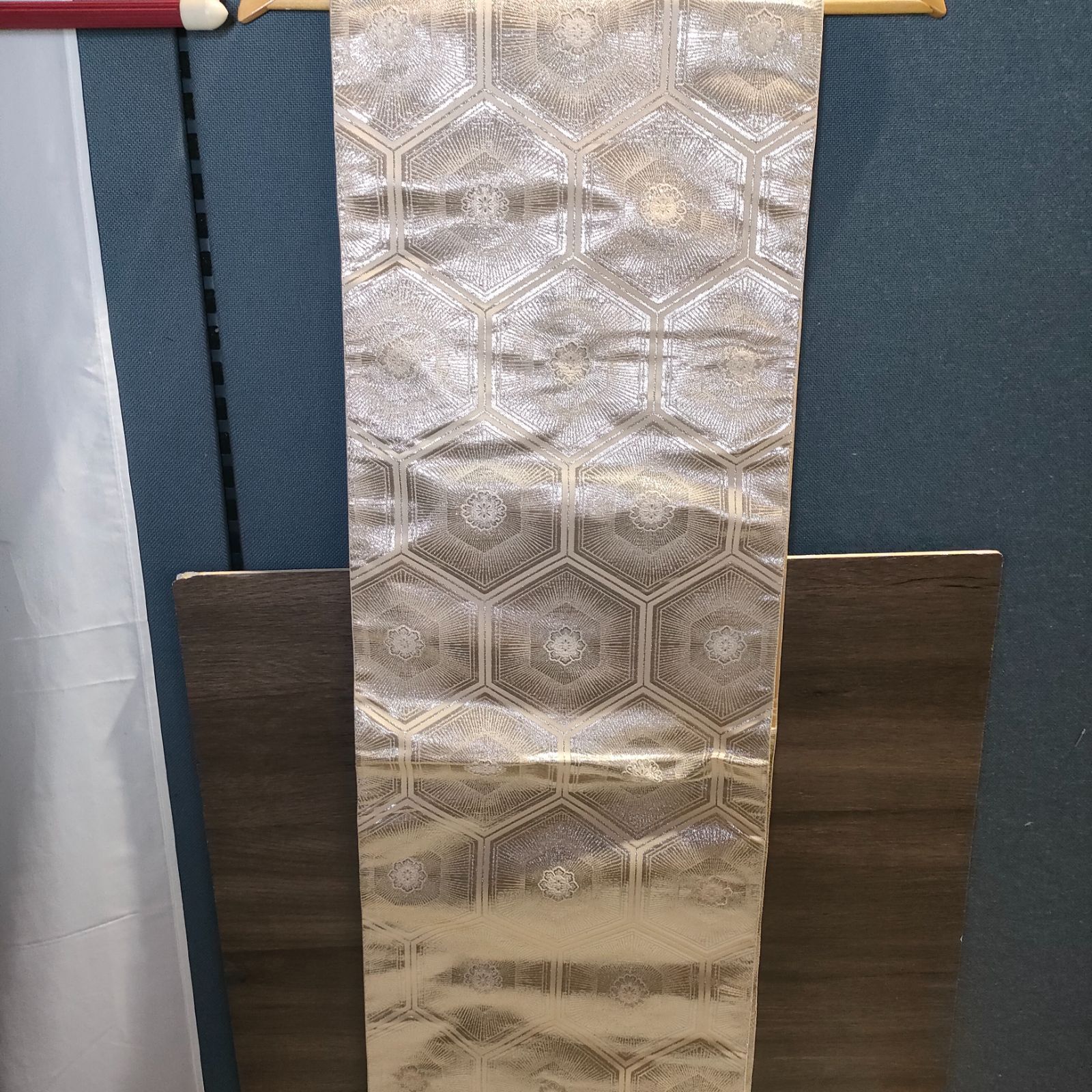  29 プラチナ 二重箔 丸帯 帯 刺繍 亀甲 六角 年代物 アンティーク Vintage 和装 着物 浴衣 和服 骨董 リメイク 昭和 レトロ 婦人服 JAPAN 日本 織物 ゴールド シルバー 丸帯 帯