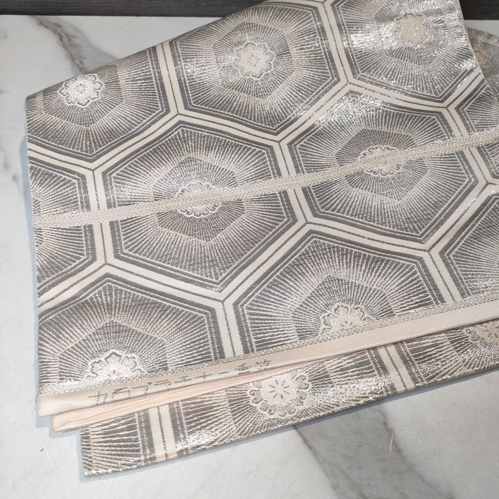 29 プラチナ 二重箔 丸帯 帯 刺繍 亀甲 六角 年代物 アンティーク Vintage 和装 着物 浴衣 和服 骨董 リメイク 昭和 レトロ 婦人服 JAPAN 日本 織物 ゴールド シルバー