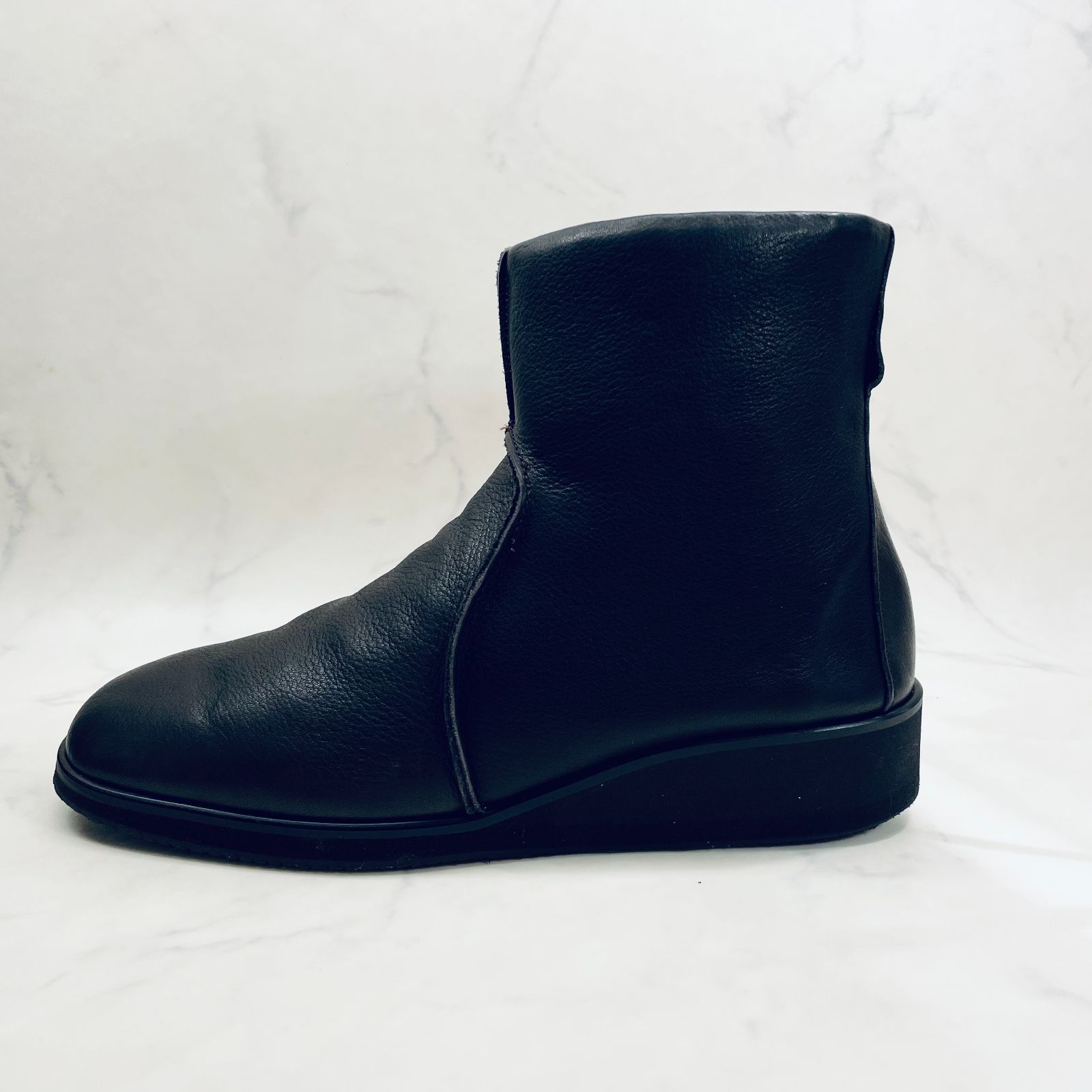 スクエアトゥフラットブーツ