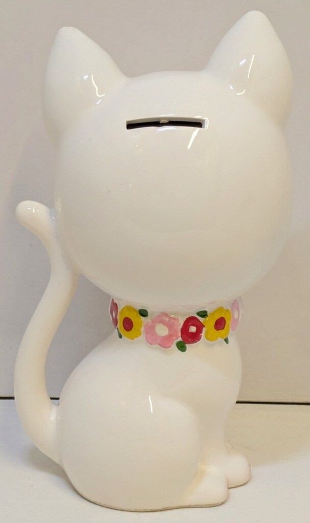 【美品】内藤ルネ　白猫陶器貯金箱　約25センチ　RUNE 内藤ルネ 猫 貯金箱 陶器製 目閉じ 花の首輪 約25cm - メルカリ