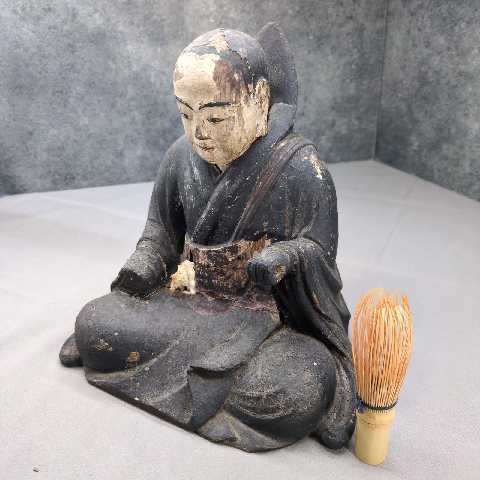 古い骨董品を真似て古い木彫りの樹脂置物ミニ仏を笑います 古い骨董品を真似て古い木彫りの樹脂置物ミニ仏を笑います