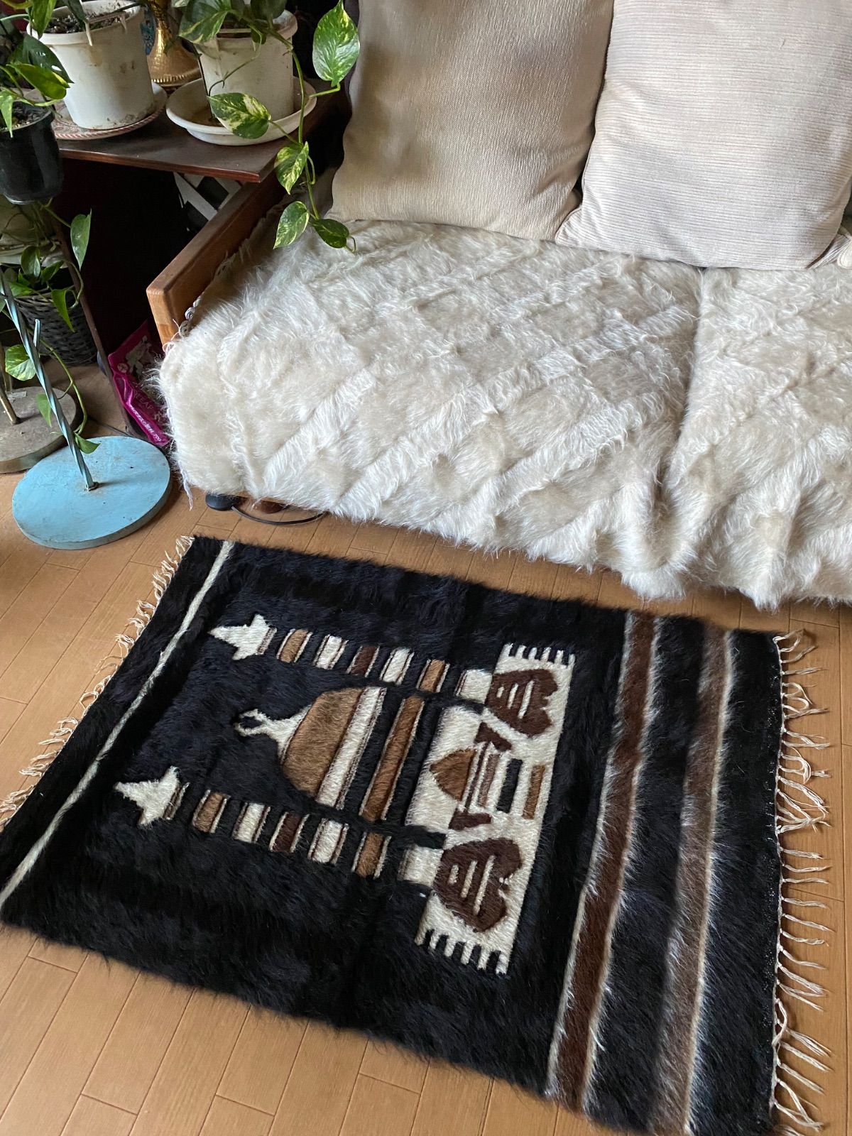 とても珍しい何色も使ったモスク柄のシイルトバッタニイェ セミアンティークで大変 です 経年で柔らかくなった黒山羊のモヘア 数色のアンゴラヤギのモヘアで織られた立体的に見えるセミアンティークのシイルトバッタニイェ タペストリーにも ギフトにも如何ですか