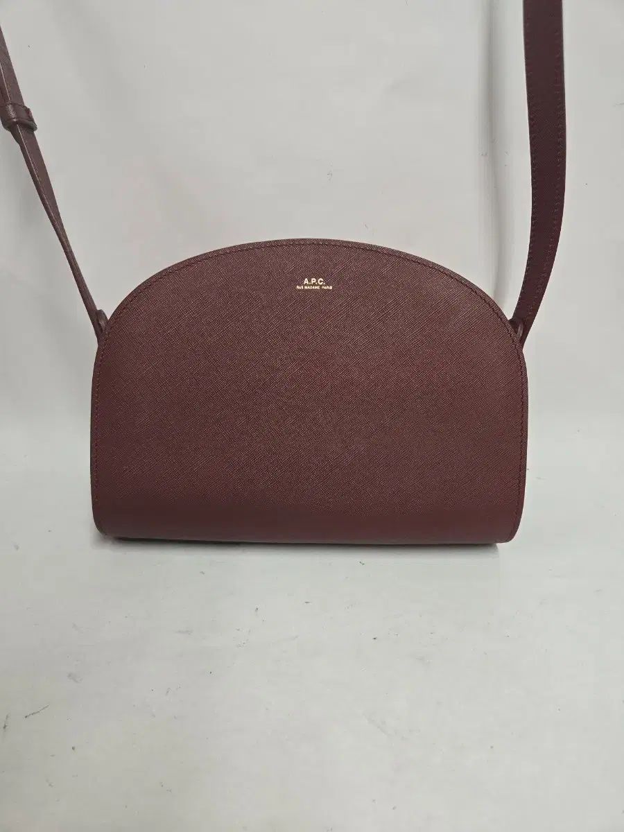 A P C ハーフムーン クロスバック バーガンディ