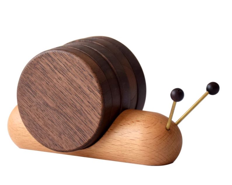 カタツムリのコースター無垢材のコースターコースターキャラクターのぬいぐるみの置物をたくさん飾ります磁石吸着動物のコースター