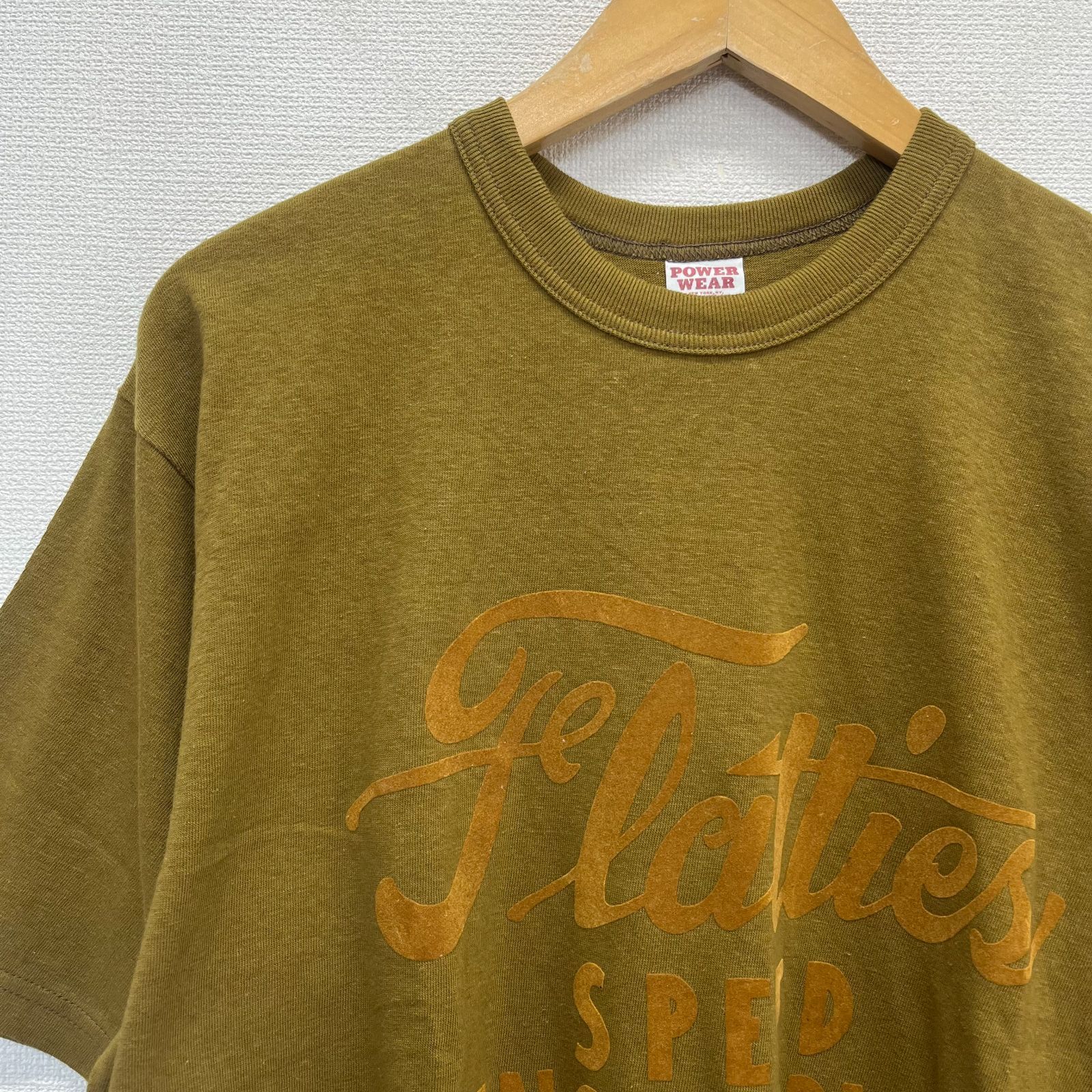 ♥ 2225008 フリーホイーラーズ POWER WEAR Flatties V 8 半袖Tシャツ フロッキープリント OLIVE DRAB L ユニセックス対応 コート